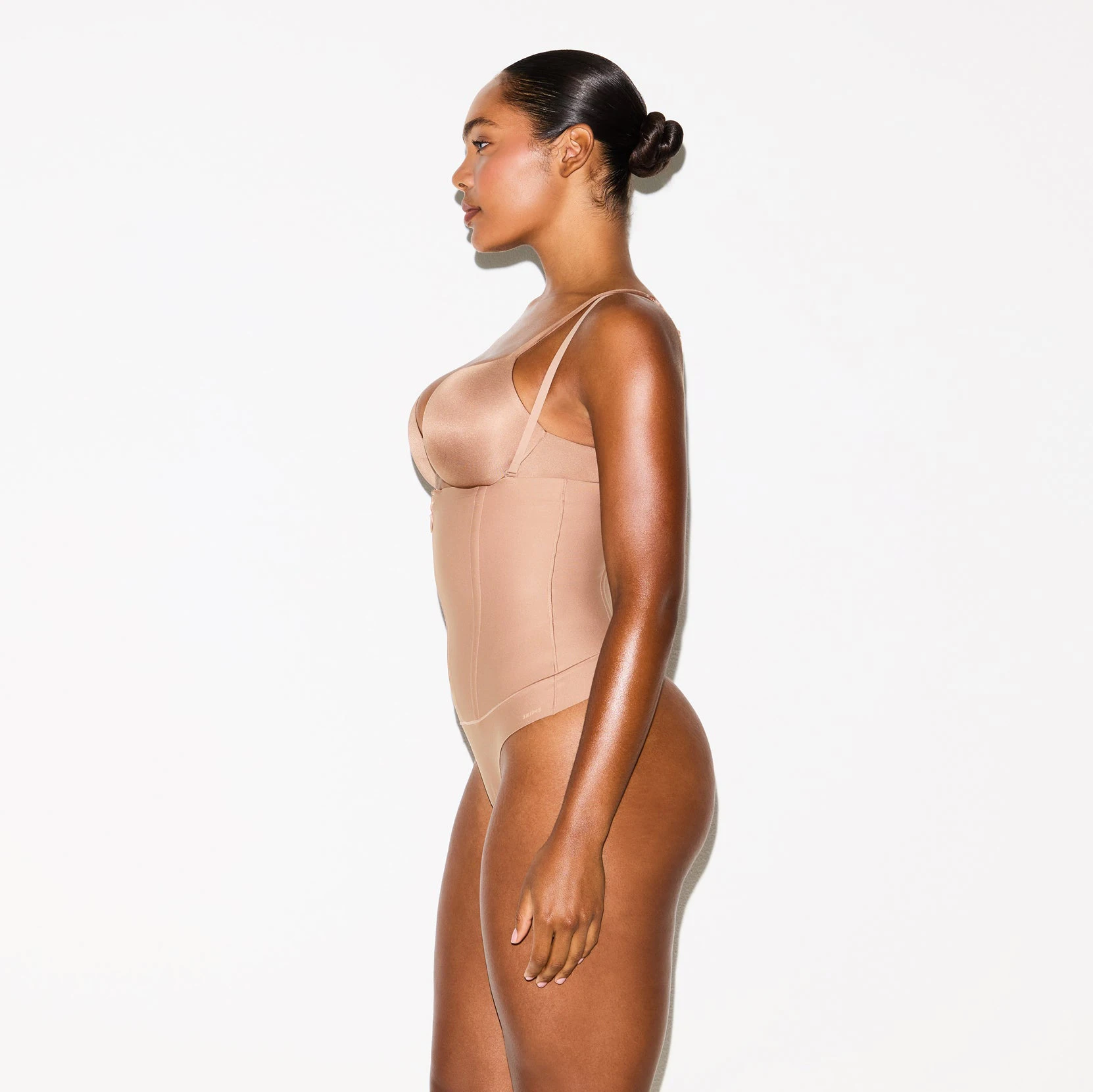 SKIMS BODY CORE SCULPT WAIST CINCHER THONG | SIENNA ON A MODEL SIDE VIEW @ | FOCUS: 0.0, 1.0, 0.9