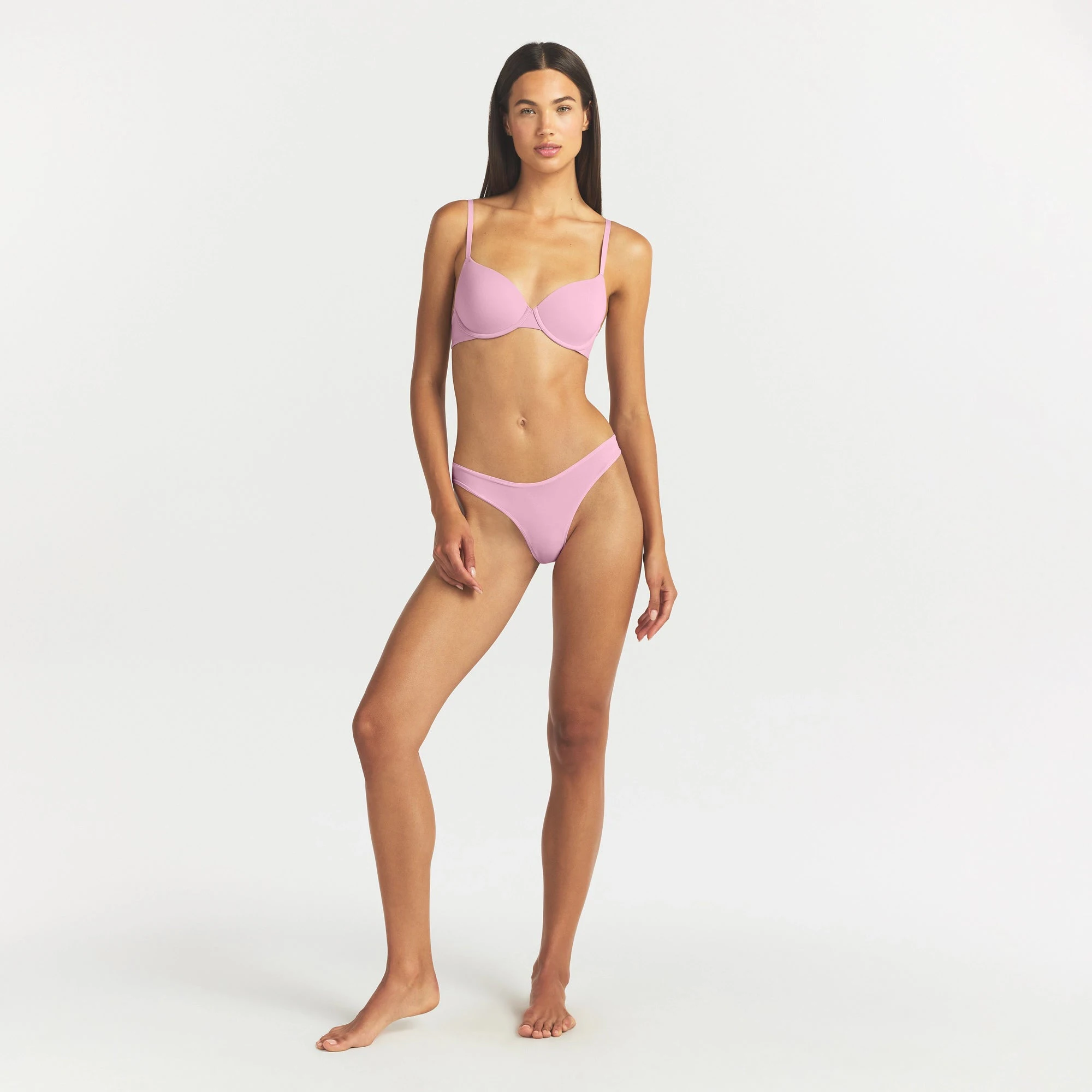FITS EVERYBODY DIPPED FRONT THONG | BUBBLE GUM ON A MODEL FRONT VIEW @ | FOCUS: 0.0, 1.0, 0.9