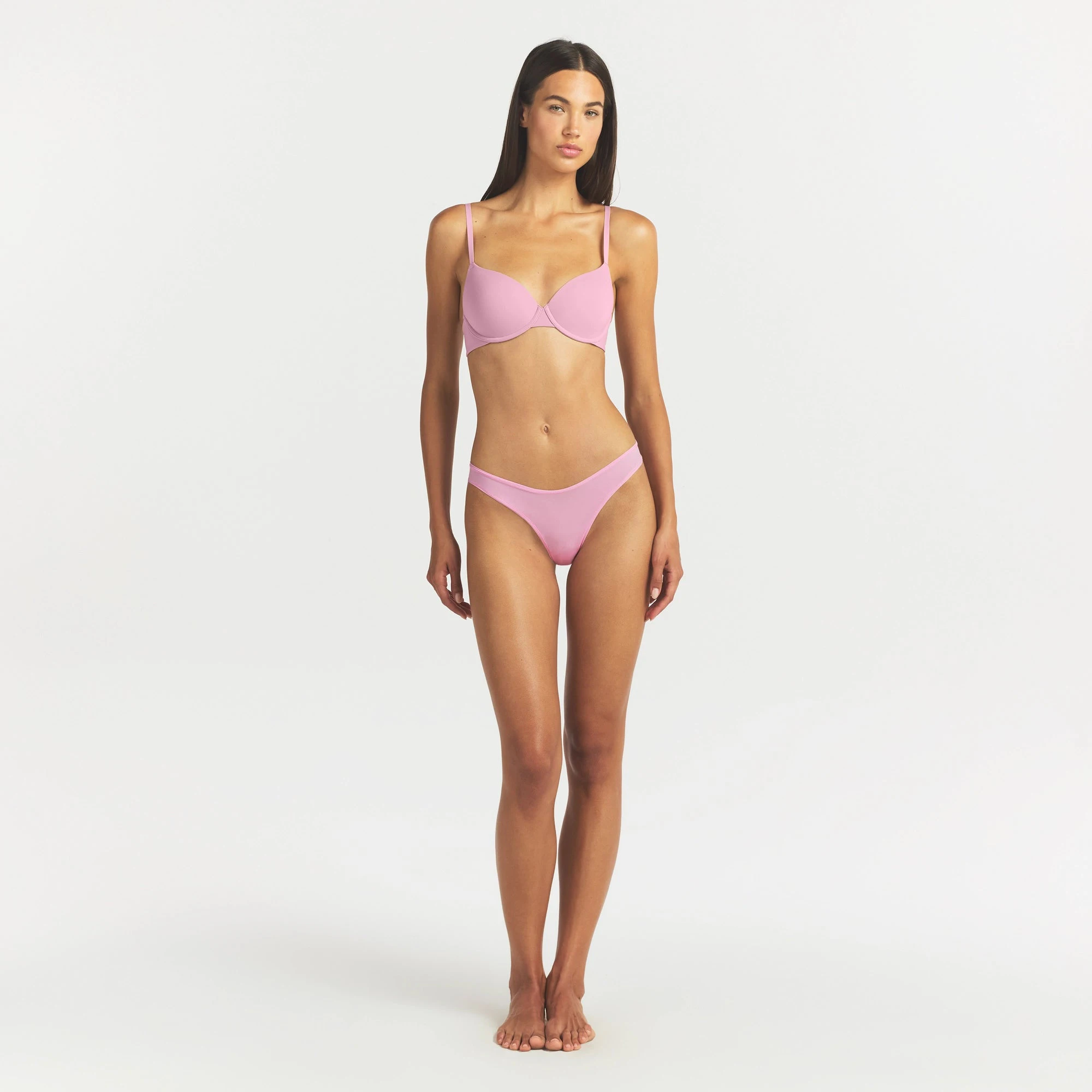 FITS EVERYBODY DIPPED FRONT THONG | BUBBLE GUM ON A MODEL FRONT VIEW @ | FOCUS: 0.0, 1.0, 0.9