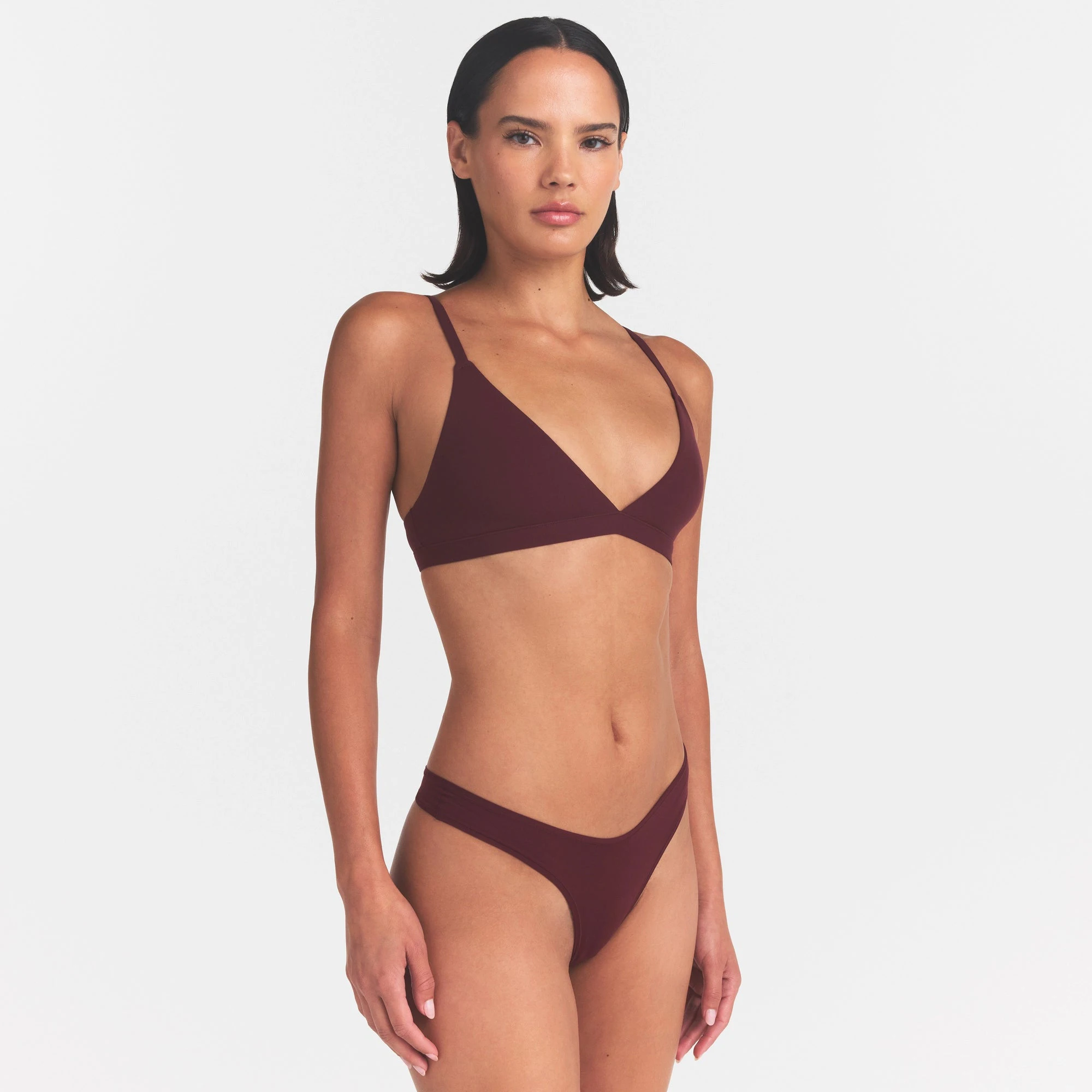 FITS EVERYBODY DIPPED FRONT THONG | CURRANT & LAYS FLAT ON A WHITE BACKGROUND | FLT