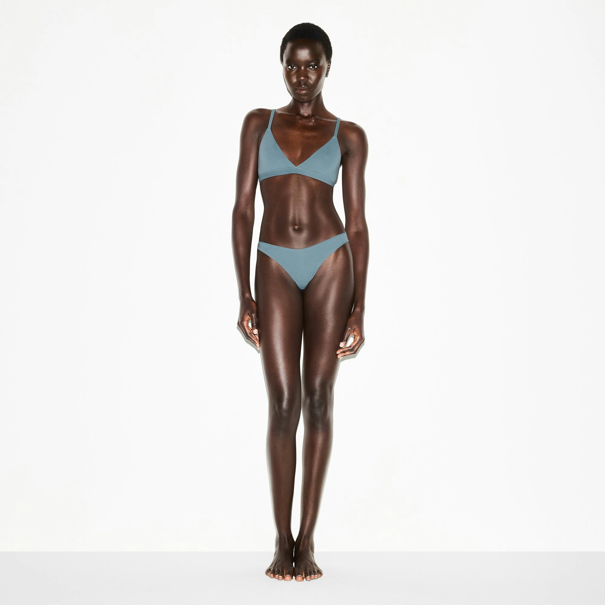 FITS EVERYBODY DIPPED FRONT THONG | ZIRCON ON A MODEL FRONT VIEW @ | FOCUS: 0.0, 1.0, 0.9