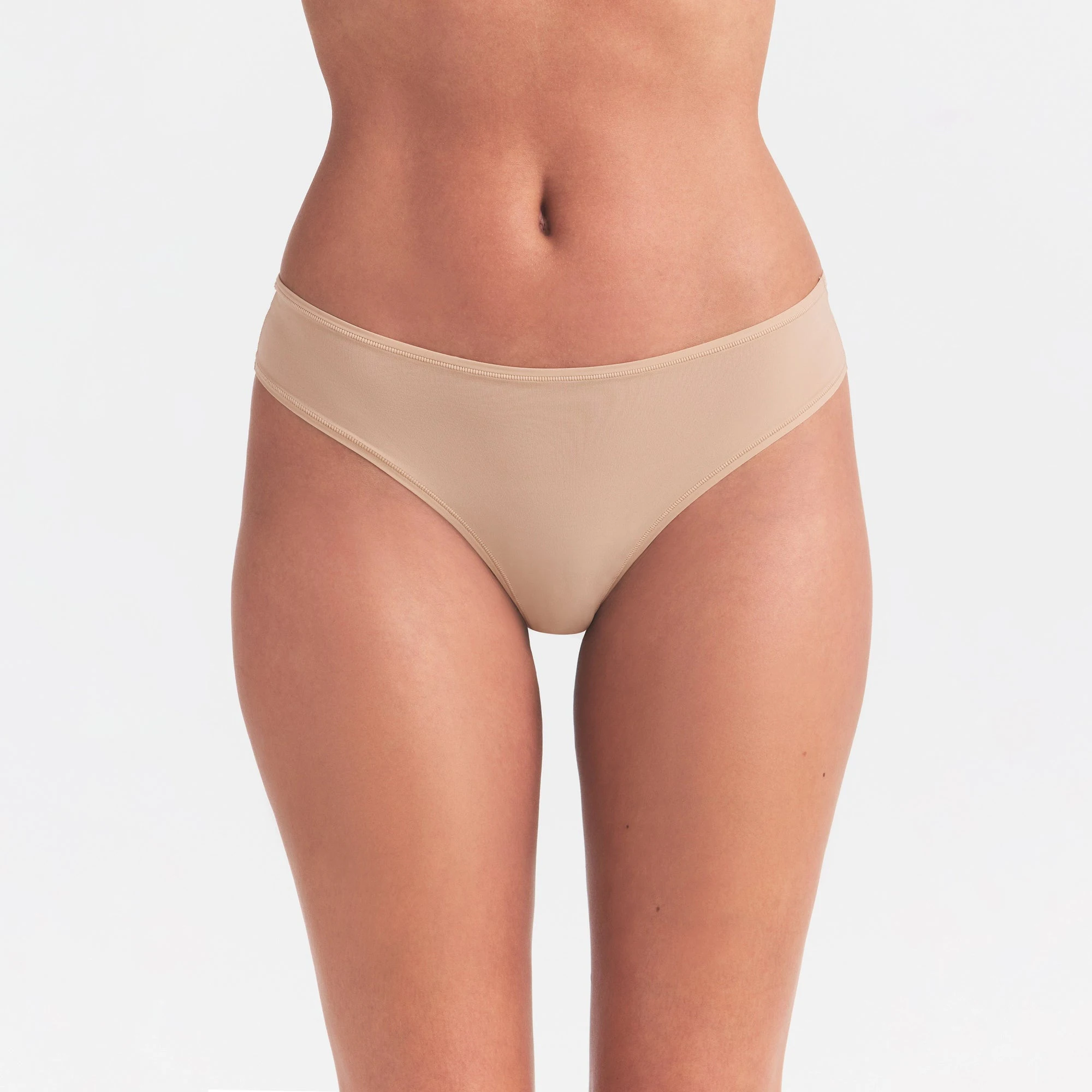 FITS EVERYBODY THONG | CLAY ON A MODEL SIDE VIEW @ | FOCUS: 0.0, 1.0, 0.9