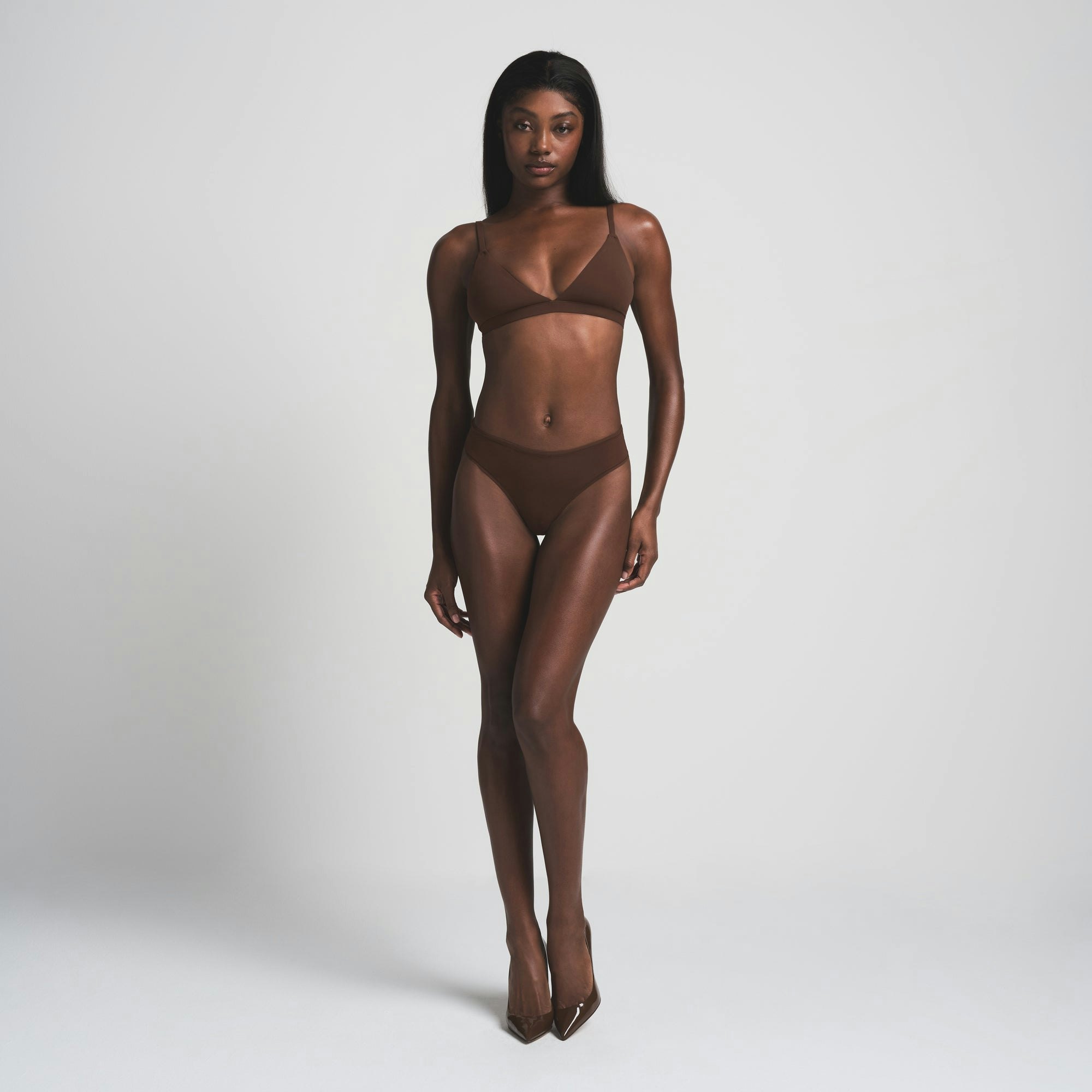 FITS EVERYBODY THONG IN COCOA ON A MODEL FRONT VIEW | FOCUS: 0.0, 1.0, 0.9