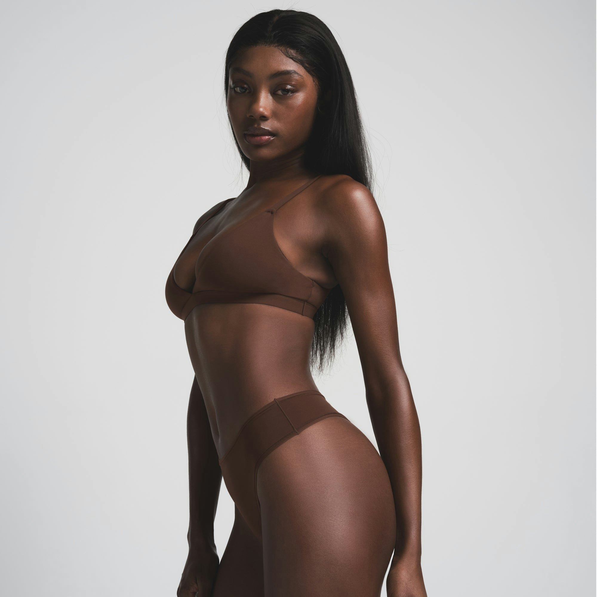 FITS EVERYBODY THONG IN COCOA ON A MODEL SIDE VIEW | FOCUS: 0.0, 1.0, 0.9