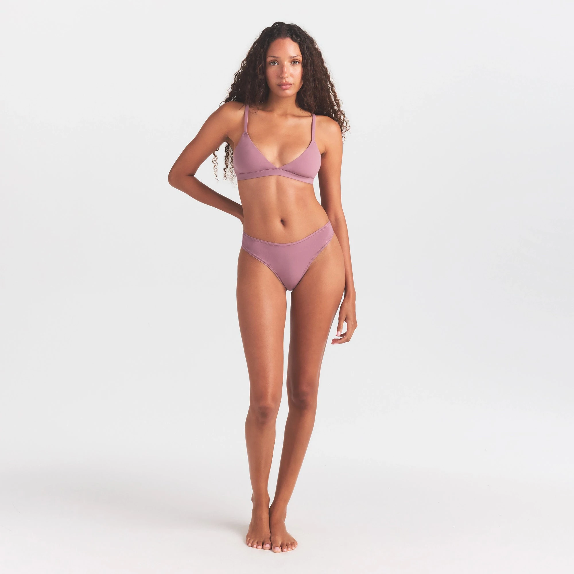 FITS EVERYBODY THONG | MUTED MAUVE ON A MODEL FRONT VIEW @ | FOCUS: 0.0, 1.0, 0.9