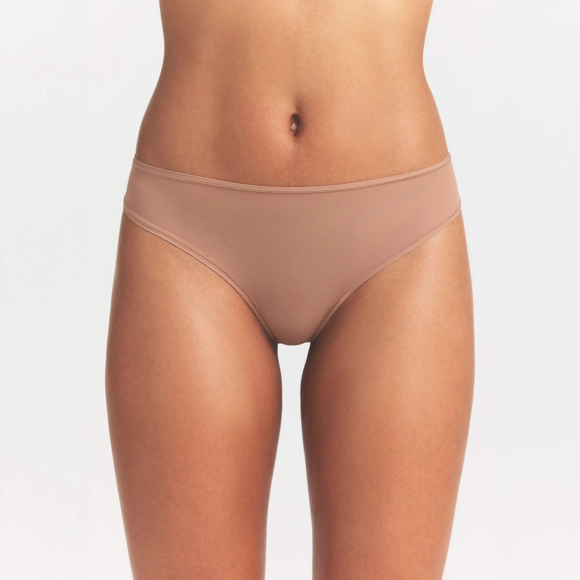 FITS EVERYBODY THONG | SIENNA ON A MODEL SIDE VIEW @ | FOCUS: 0.0, 1.0, 0.9