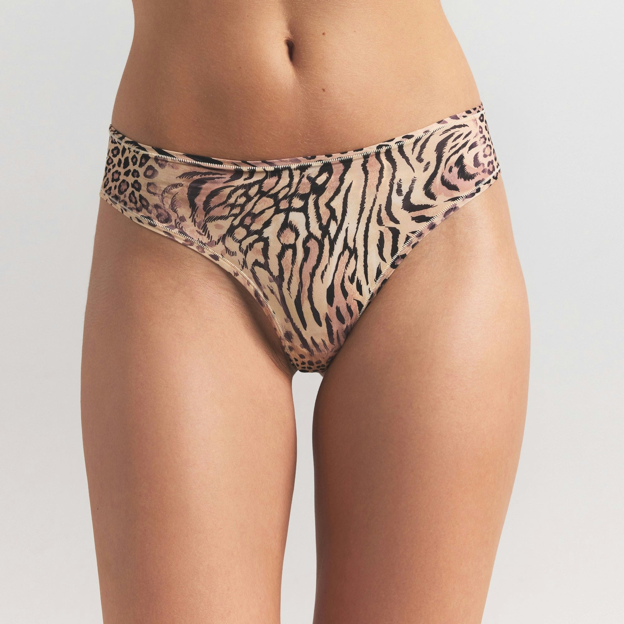 FITS EVERYBODY THONG | SAND MULTI ANIMAL ON A MODEL SIDE VIEW @ | FOCUS: 0.0, 1.0, 0.9