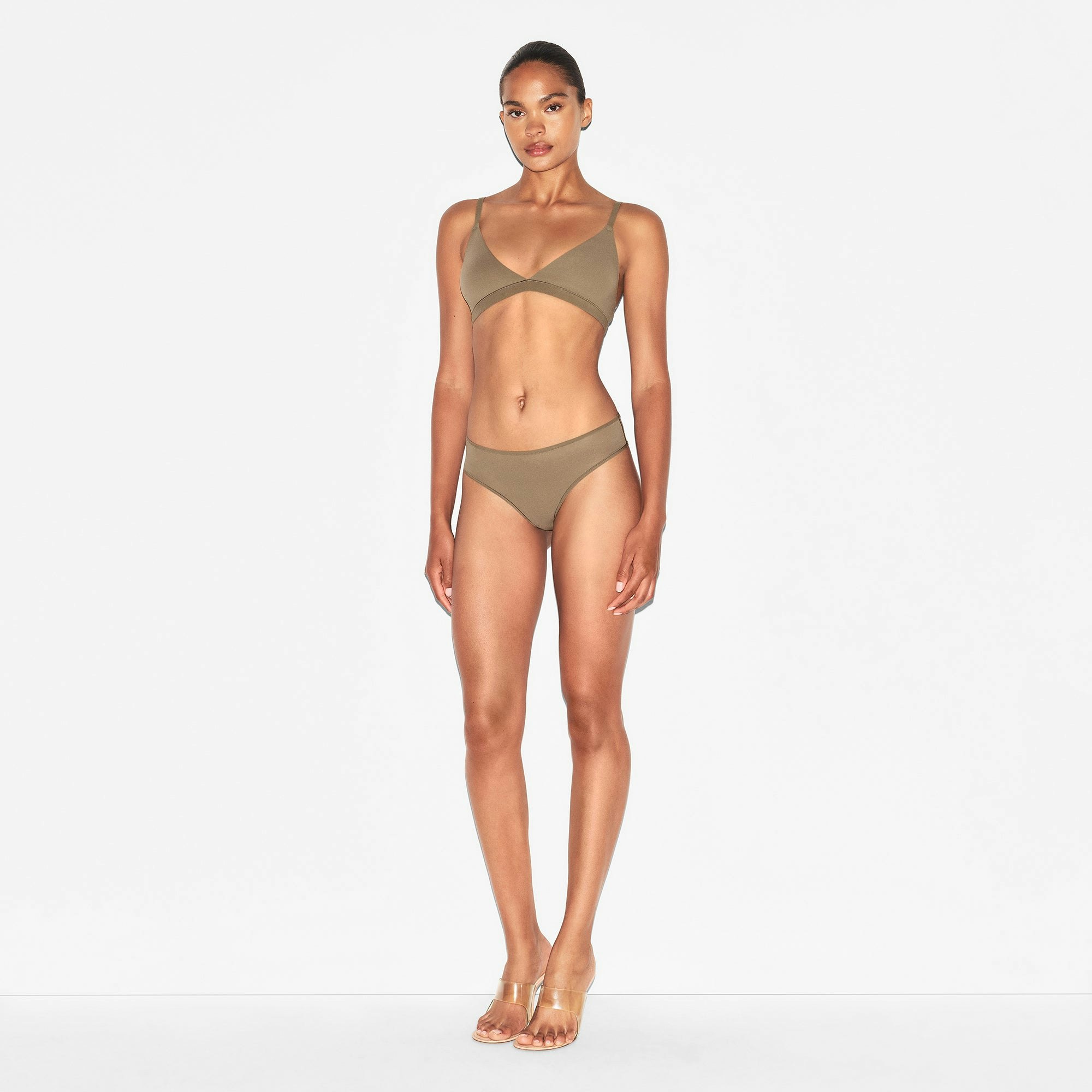 FITS EVERYBODY THONG | TRUFFLE ON A MODEL FRONT VIEW | FOCUS: 0.0, 1.0, 0.9