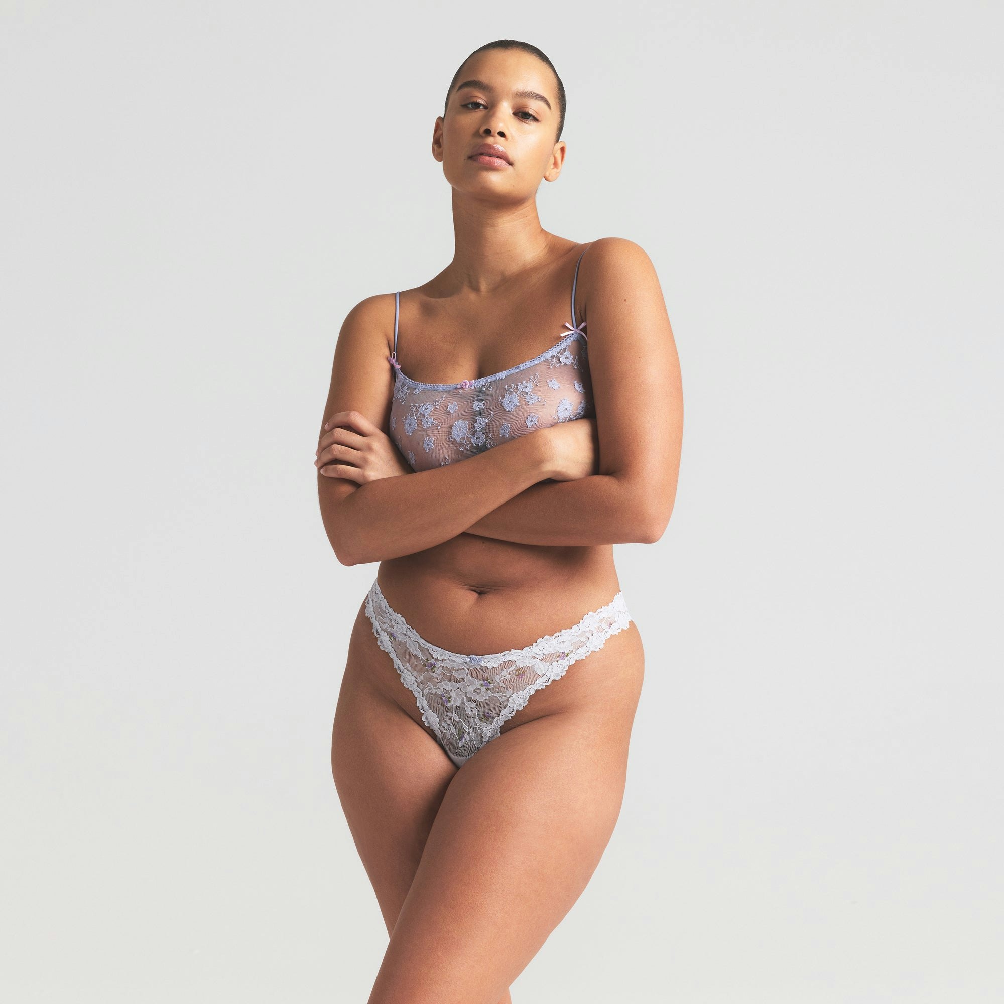 STRETCH LACE DIPPED THONG | WIND ROSEBUD PRINT ON A MODEL SIDE VIEW | FOCUS: 0.0, 1.0, 0.9