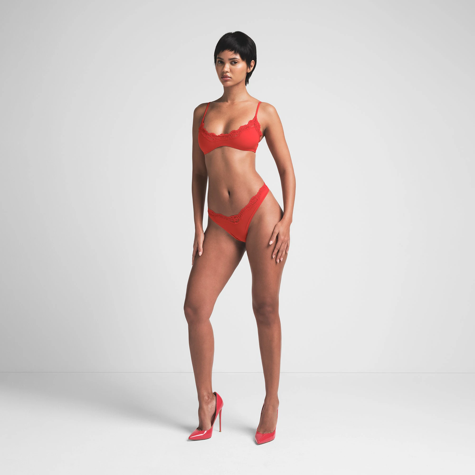 FITS EVERYBODY LACE DIPPED THONG | CAYENNE ON A MODEL FRONT VIEW | FOCUS: 0.0, 1.0, 0.9