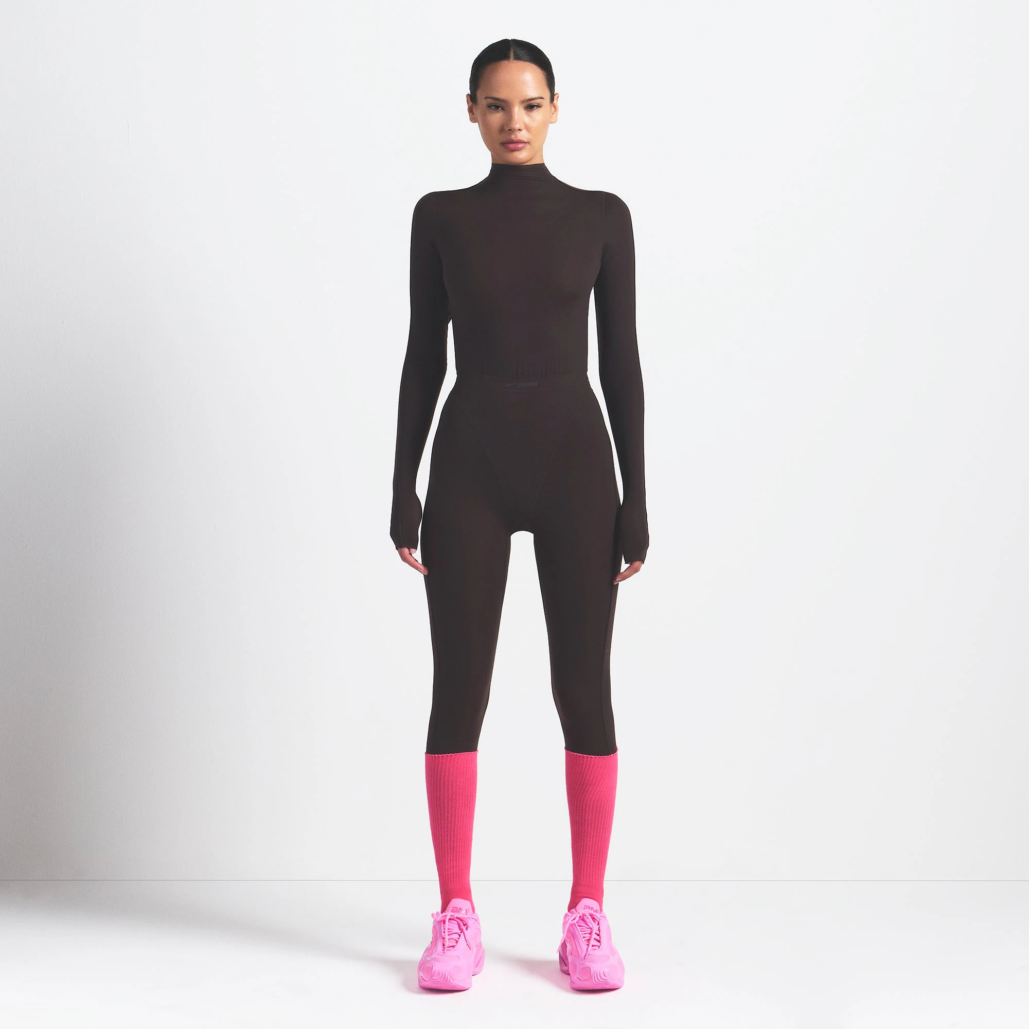 NikeSKIMS WEIGHTLESS LAYERS V-LINE 26" LEGGING | DARK ROAST ON A MODEL FRONT VIEW @ | FOCUS: 0.0, 1.0, 0.9