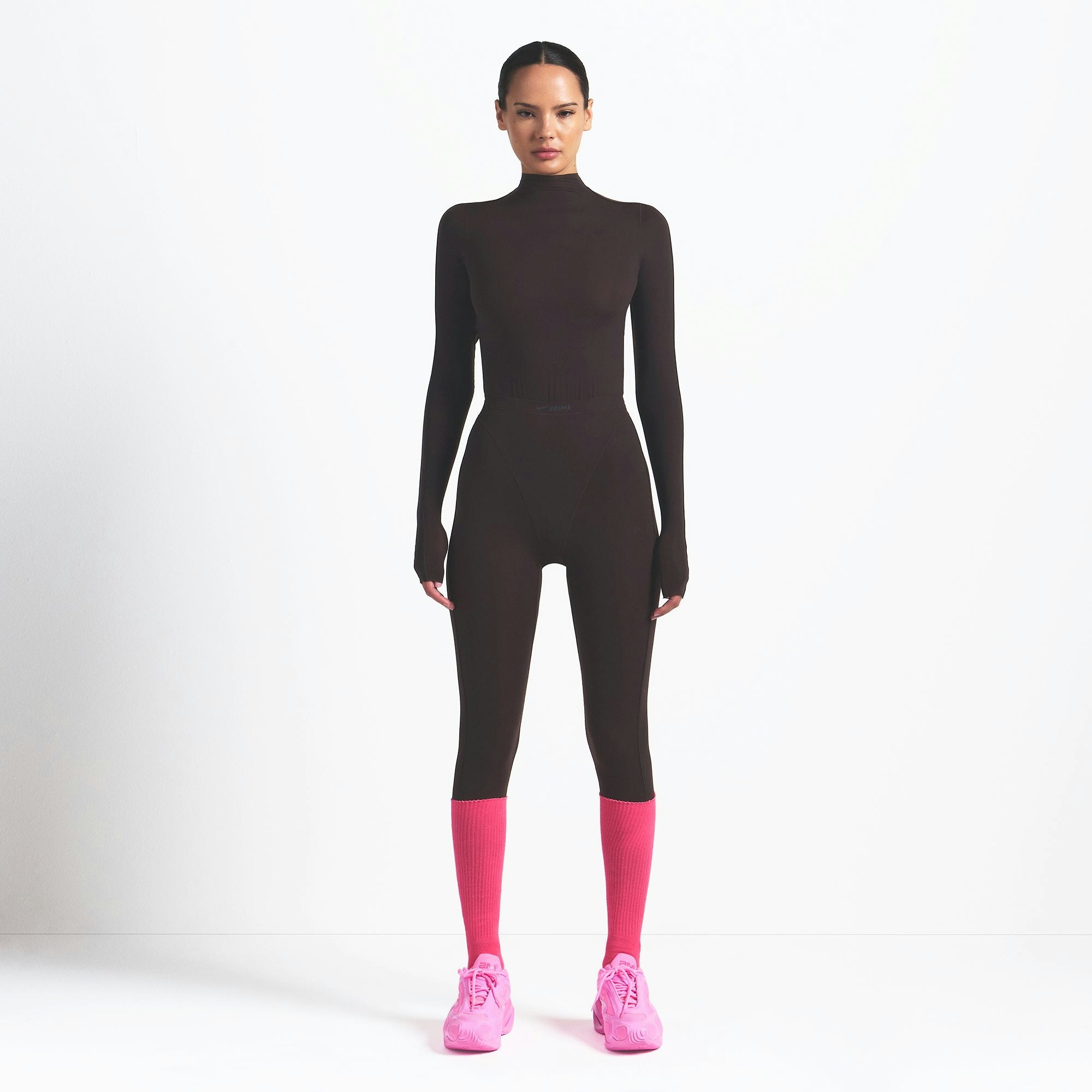 NikeSKIMS WEIGHTLESS LAYERS V-LINE 26" LEGGING | DARK ROAST ON A MODEL FRONT VIEW @ | FOCUS: 0.0, 1.0, 0.9
