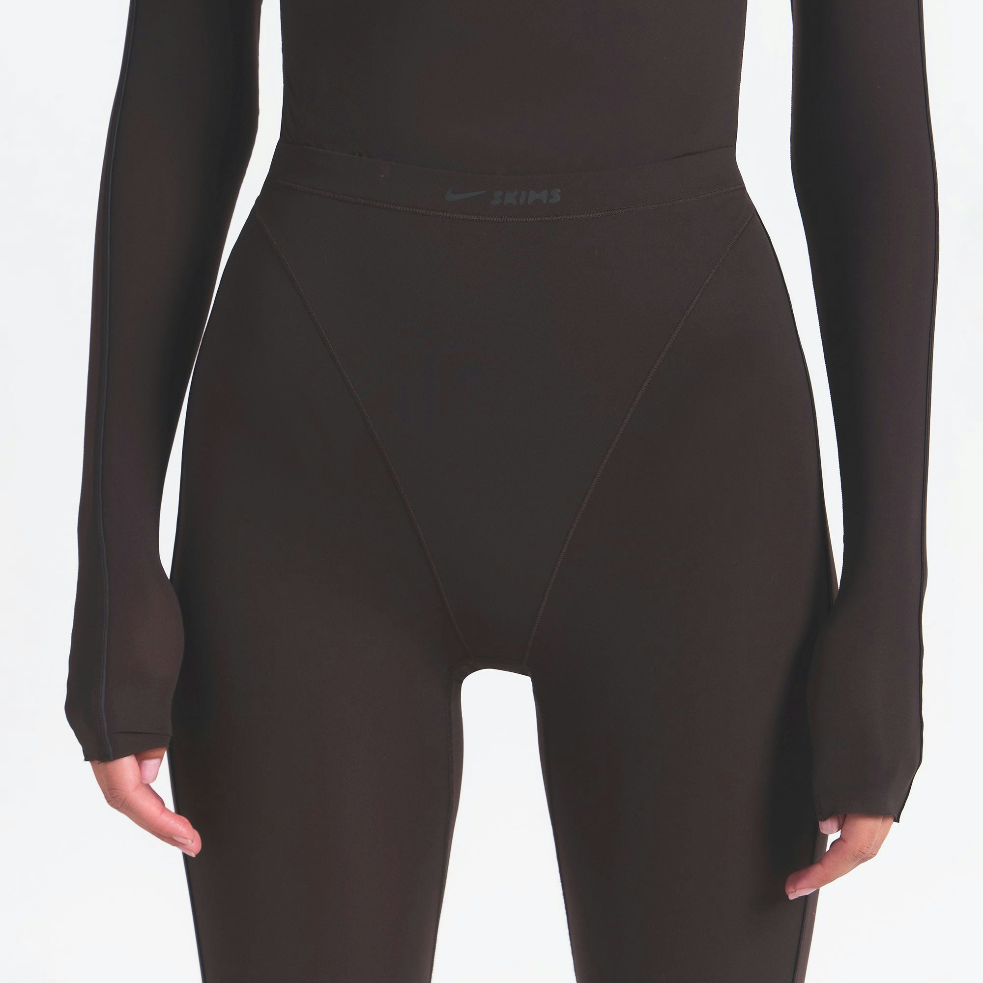 NikeSKIMS WEIGHTLESS LAYERS V-LINE 26" LEGGING | DARK ROAST ON A MODEL FRONT VIEW @ | FOCUS: 0.0, 1.0, 0.9