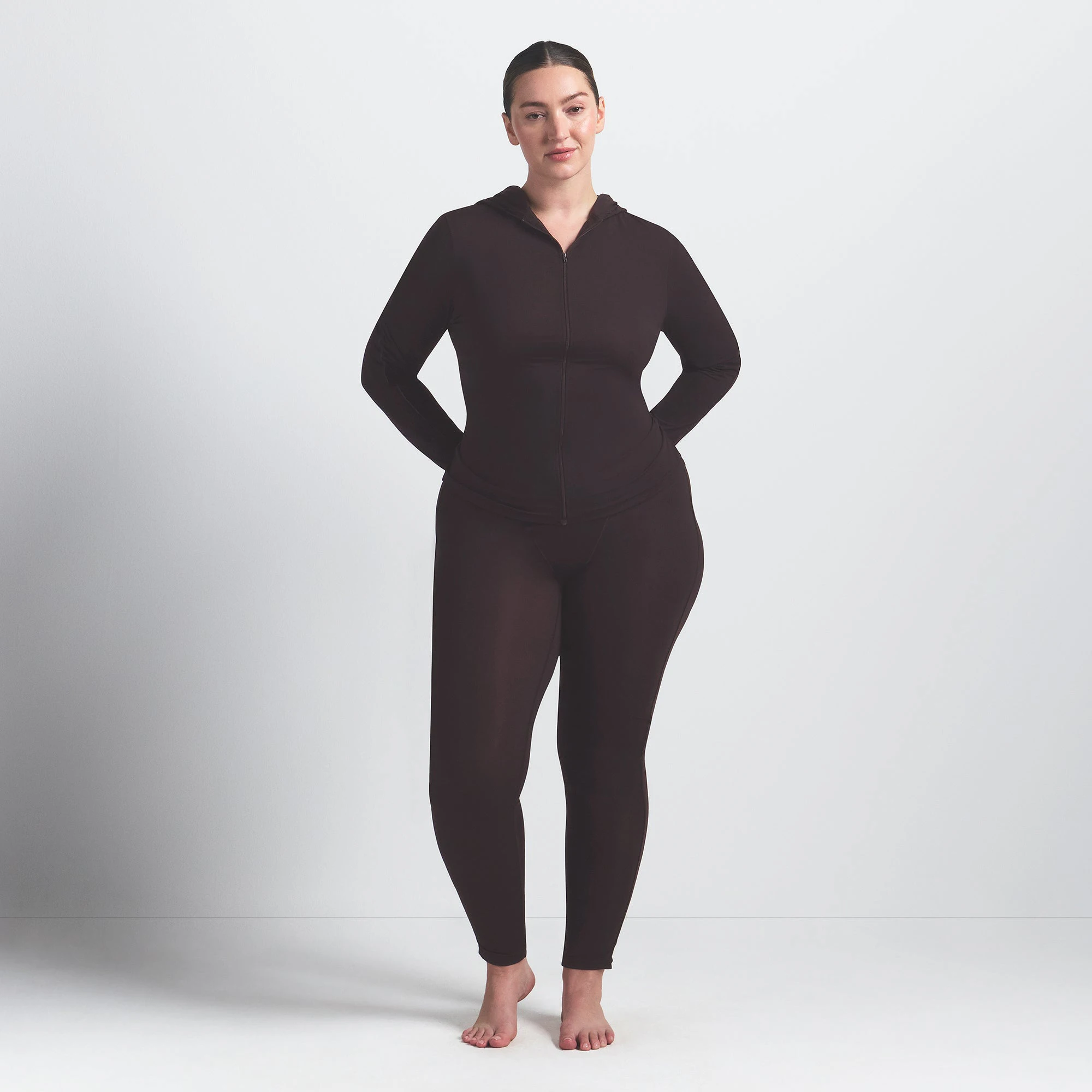 NikeSKIMS WEIGHTLESS LAYERS V-LINE 26" LEGGING | DARK ROAST ON A MODEL FRONT VIEW @ | FOCUS: 0.0, 1.0, 0.9
