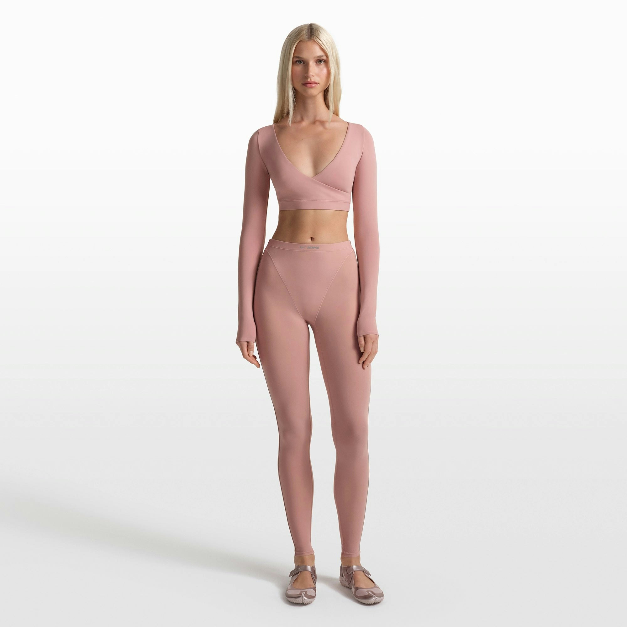 NikeSKIMS WEIGHTLESS LAYERS V-LINE 26" LEGGING | HIMALAYAN ON A MODEL FRONT VIEW @ | FOCUS: 0.0, 1.0, 0.9