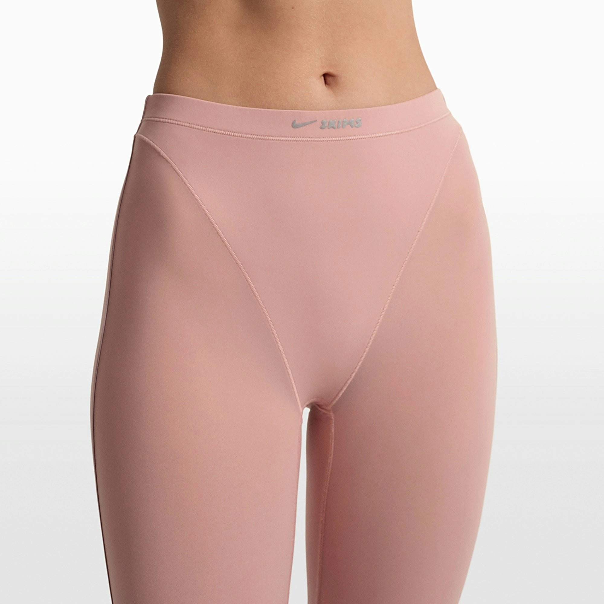 NikeSKIMS WEIGHTLESS LAYERS V-LINE 26" LEGGING | HIMALAYAN ON A MODEL FRONT VIEW @ | FOCUS: 0.0, 1.0, 0.9