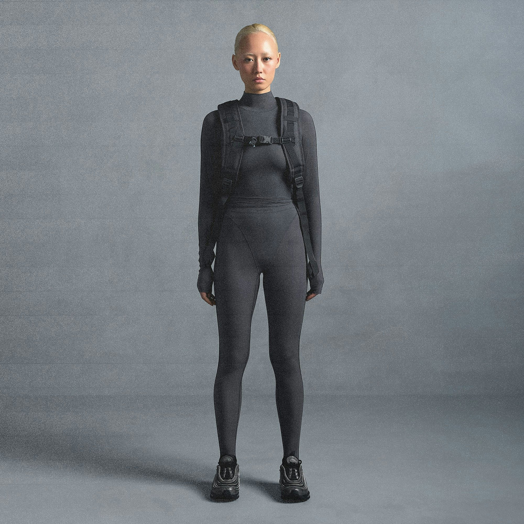 NikeSKIMS WEIGHTLESS LAYERS V-LINE 26" LEGGING | LEAD ON A MODEL SIDE VIEW @ | FOCUS: 0.0, 1.0, 0.9
