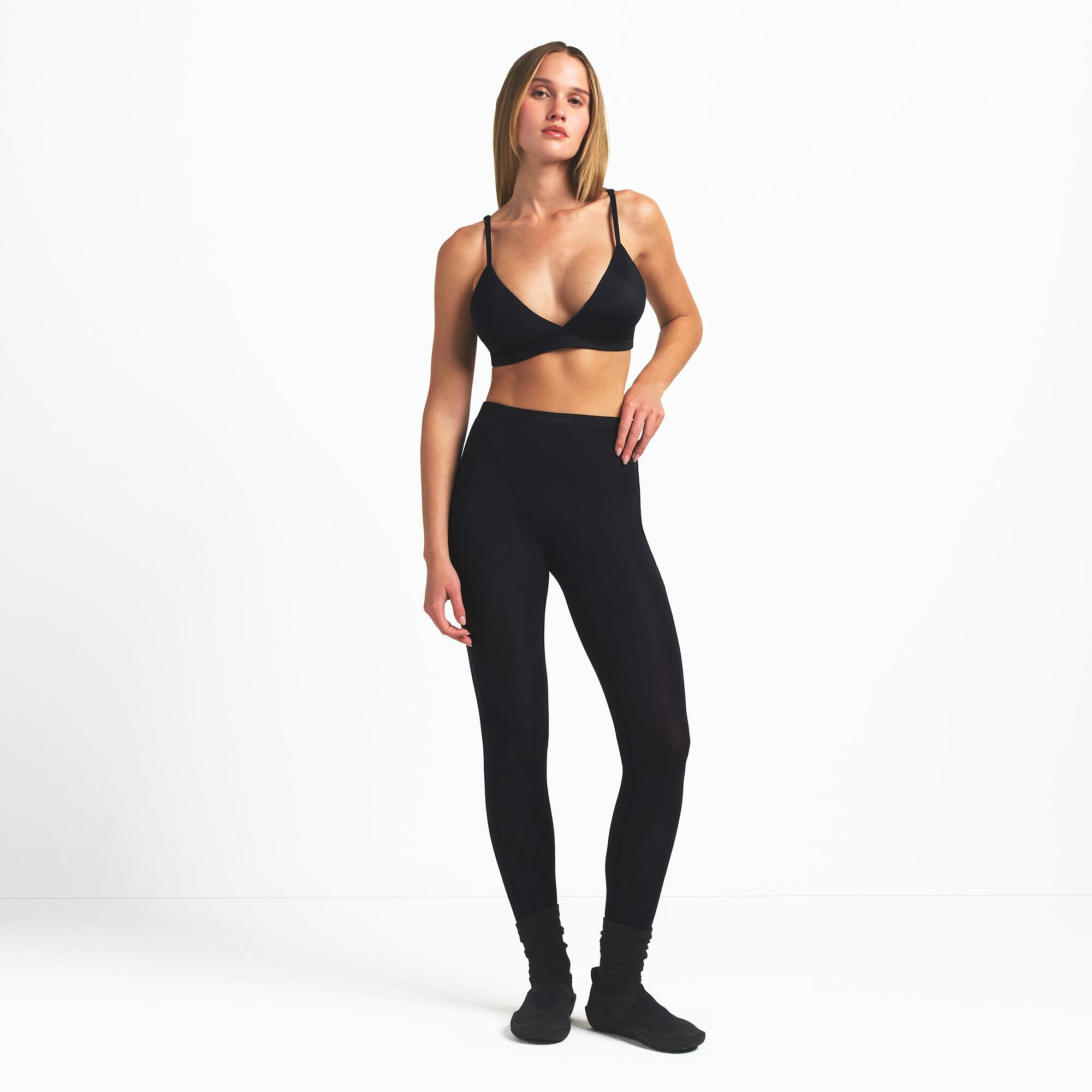 NikeSKIMS WEIGHTLESS LAYERS V-LINE 26" LEGGING | OBSIDIAN ON A MODEL FRONT VIEW @ | FOCUS: 0.9, 0.1, 0.7