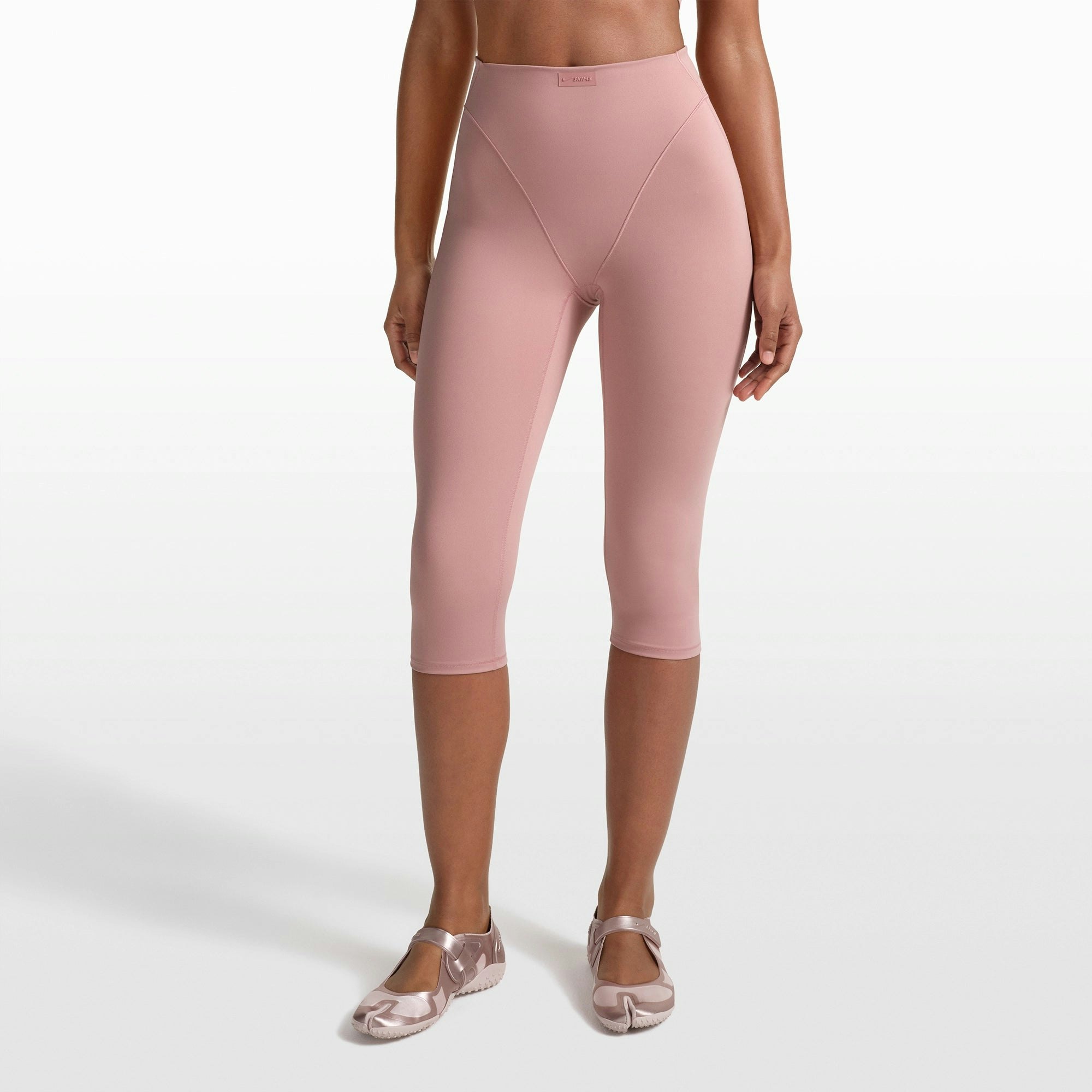 NikeSKIMS MATTE 17" V-LINE CROP LEGGING | HIMALAYAN ON A MODEL FRONT VIEW @ | FOCUS: 0.0, 1.0, 0.9