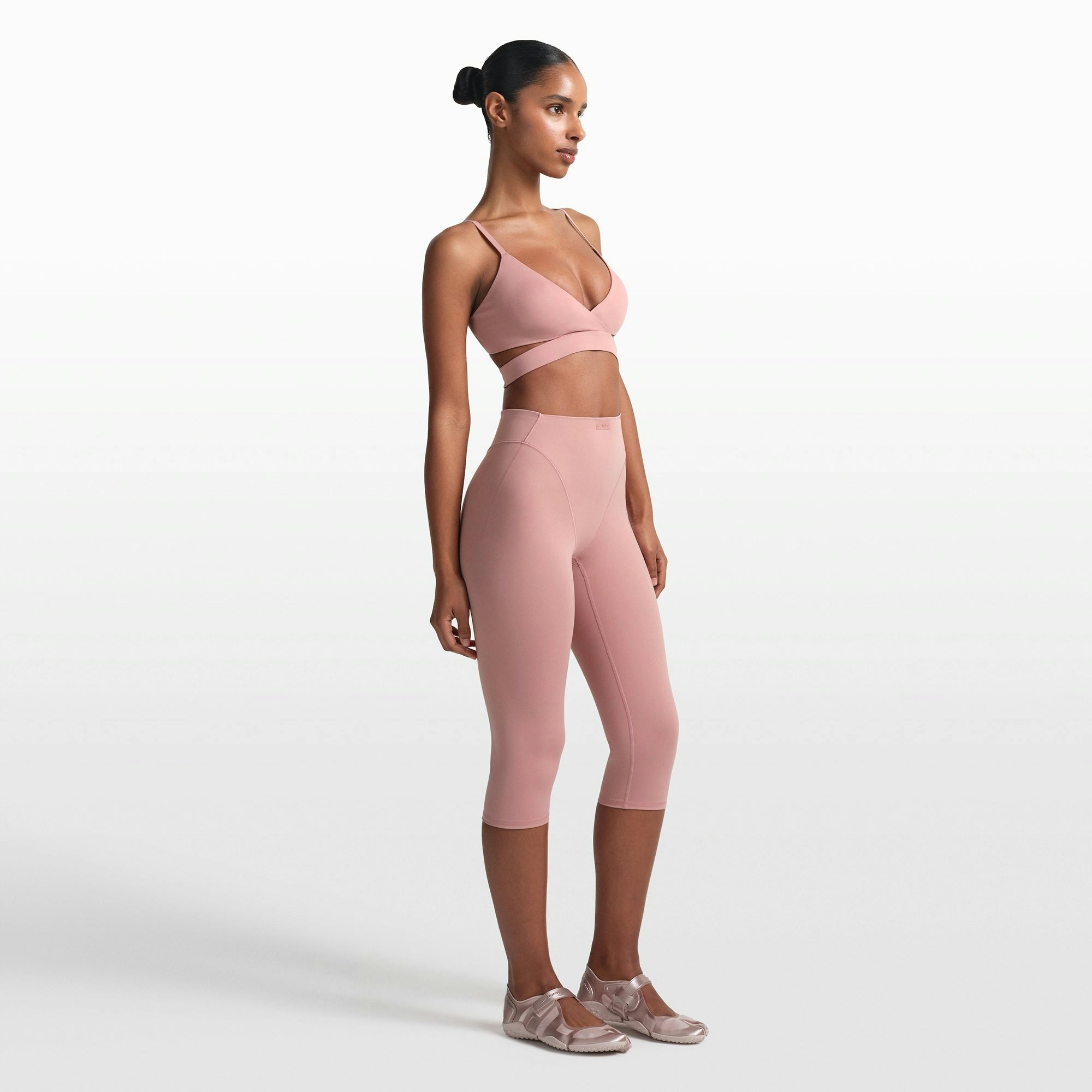 NikeSKIMS MATTE 17" V-LINE CROP LEGGING | HIMALAYAN ON A MODEL FRONT VIEW @ | FOCUS: 0.0, 1.0, 0.9