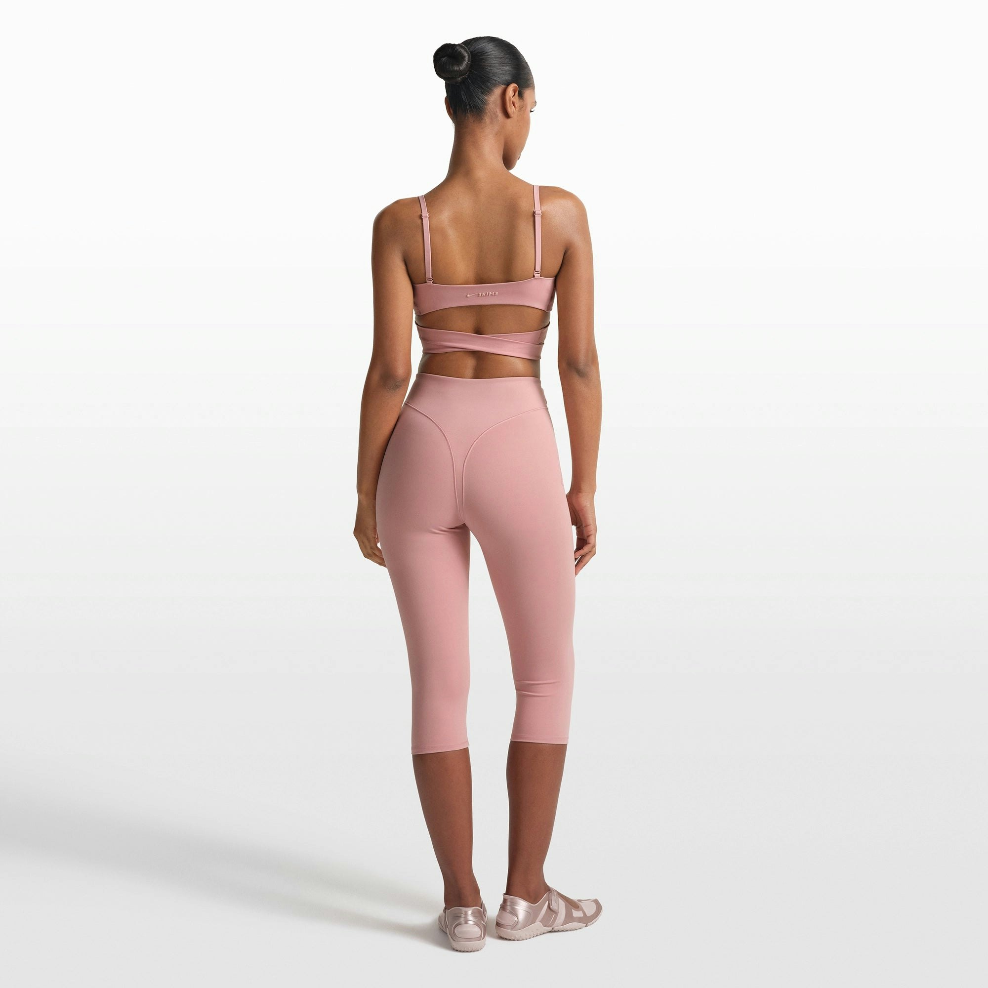 NikeSKIMS MATTE 17" V-LINE CROP LEGGING | HIMALAYAN ON A MODEL FRONT VIEW @ | FOCUS: 0.0, 1.0, 0.9