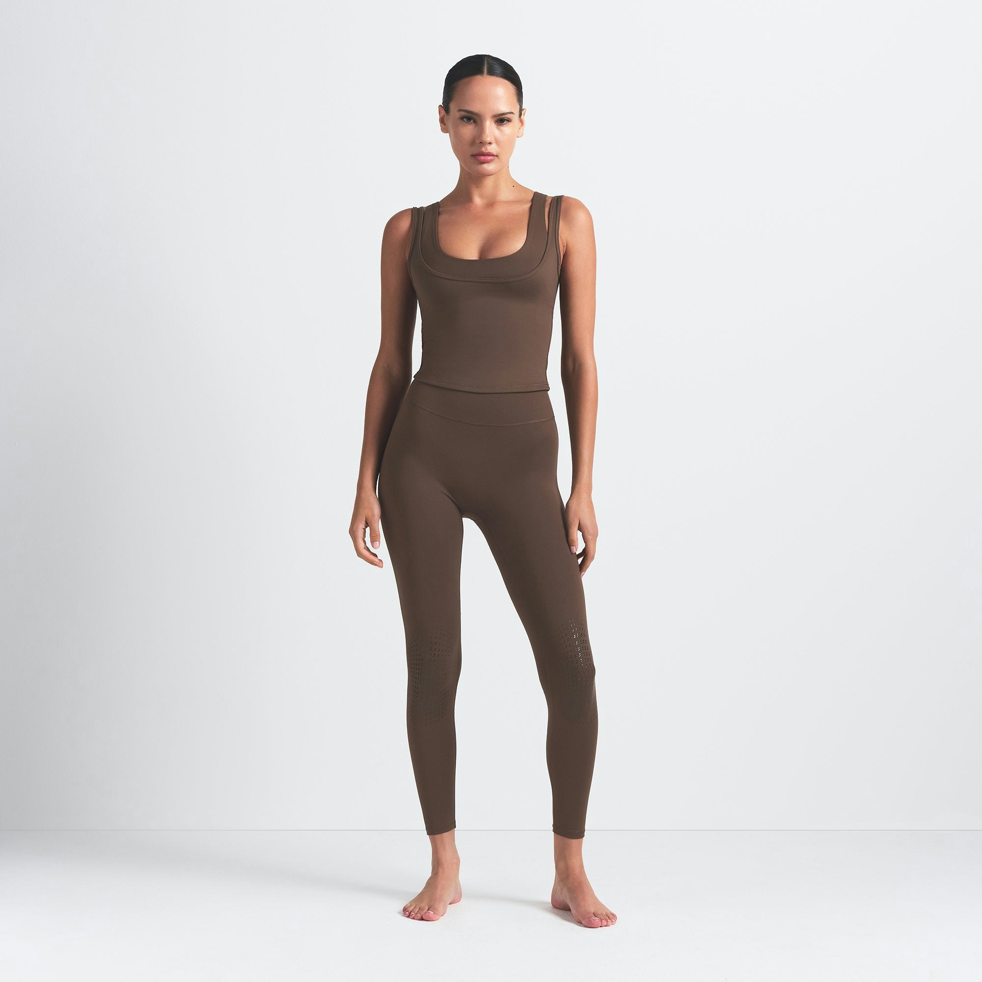 NikeSKIMS MATTE KNEE GRIP 26" LEGGING | DARK SEPIA ON A MODEL FRONT VIEW @ | FOCUS: 0.0, 1.0, 0.9