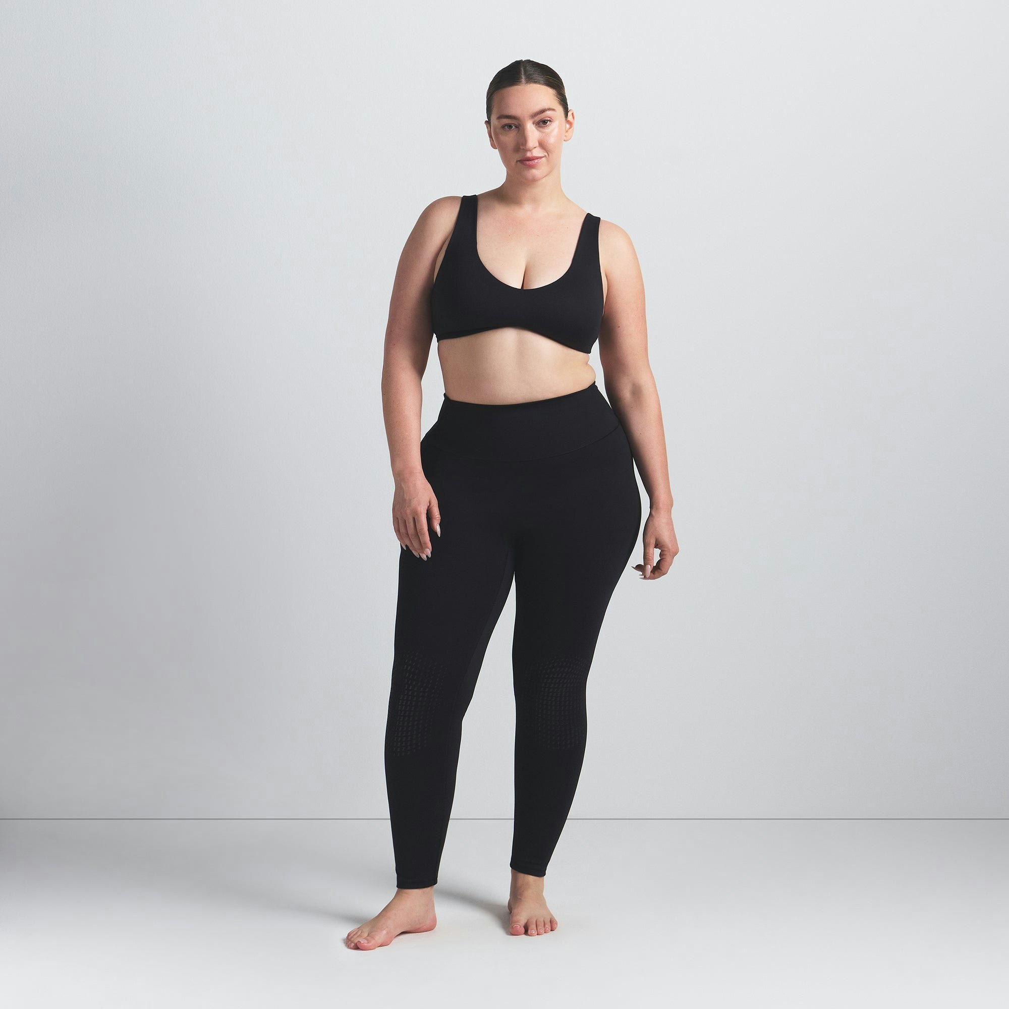 NikeSKIMS MATTE KNEE GRIP 26" LEGGING | OBSIDIAN ON A MODEL FRONT VIEW @ | FOCUS: 0.0, 1.0, 0.9