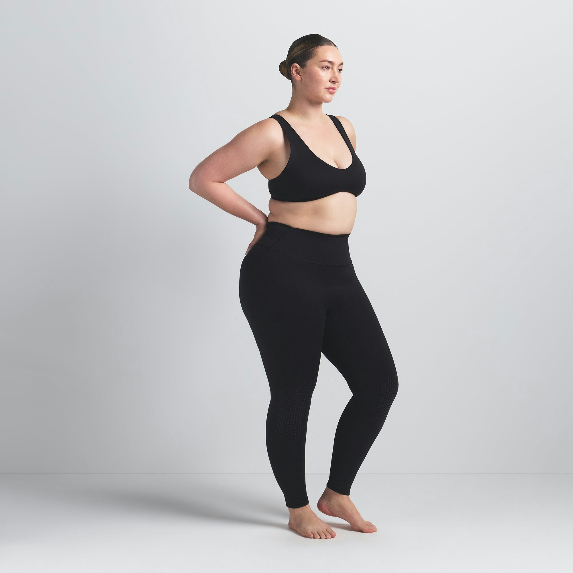 NikeSKIMS MATTE KNEE GRIP 26" LEGGING | OBSIDIAN ON A MODEL FRONT VIEW @ | FOCUS: 0.0, 1.0, 0.9