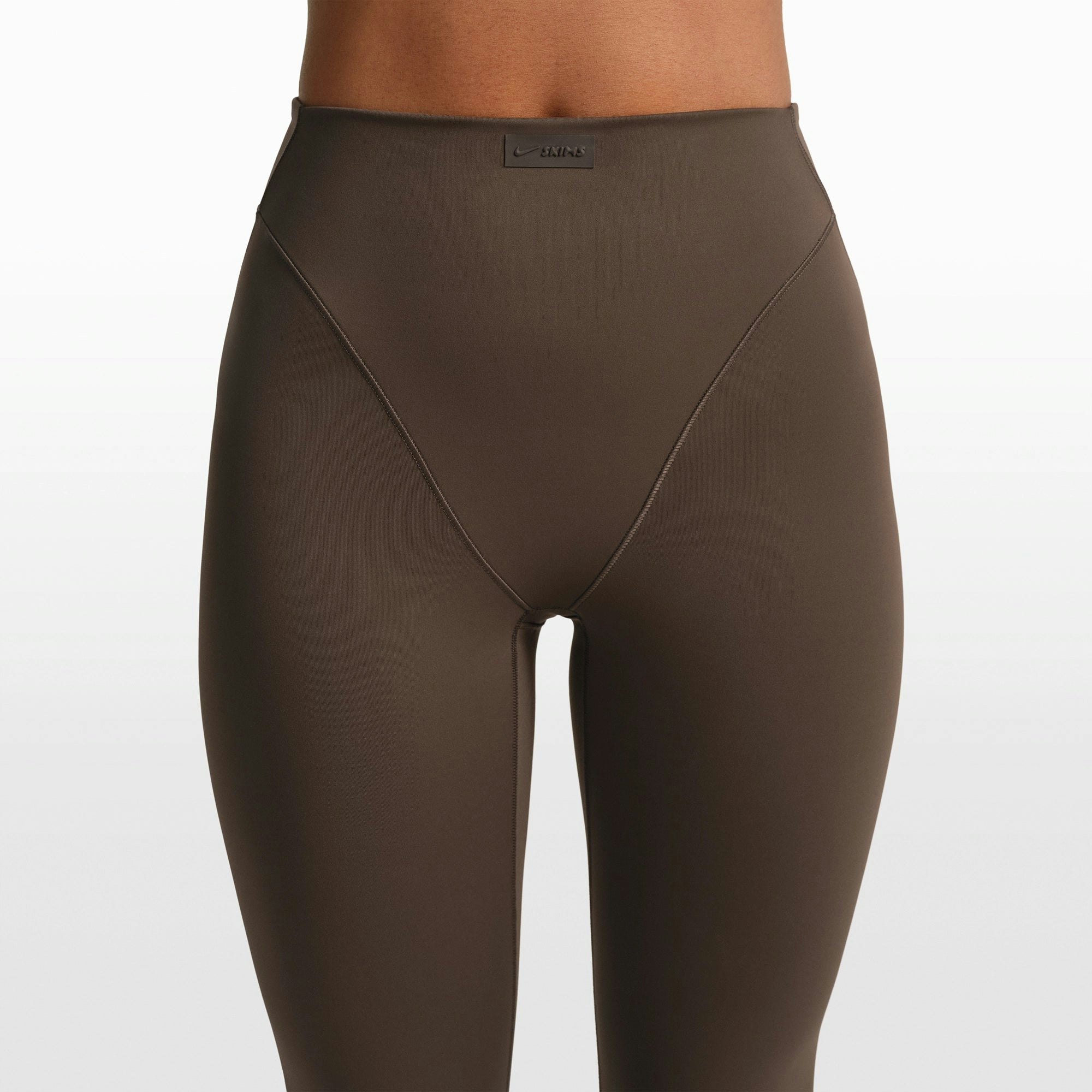 NikeSKIMS MATTE V-LINE STIRRUP LEGGING | DARK SEPIA ON A MODEL FRONT VIEW @ | FOCUS: 0.0, 1.0, 0.9