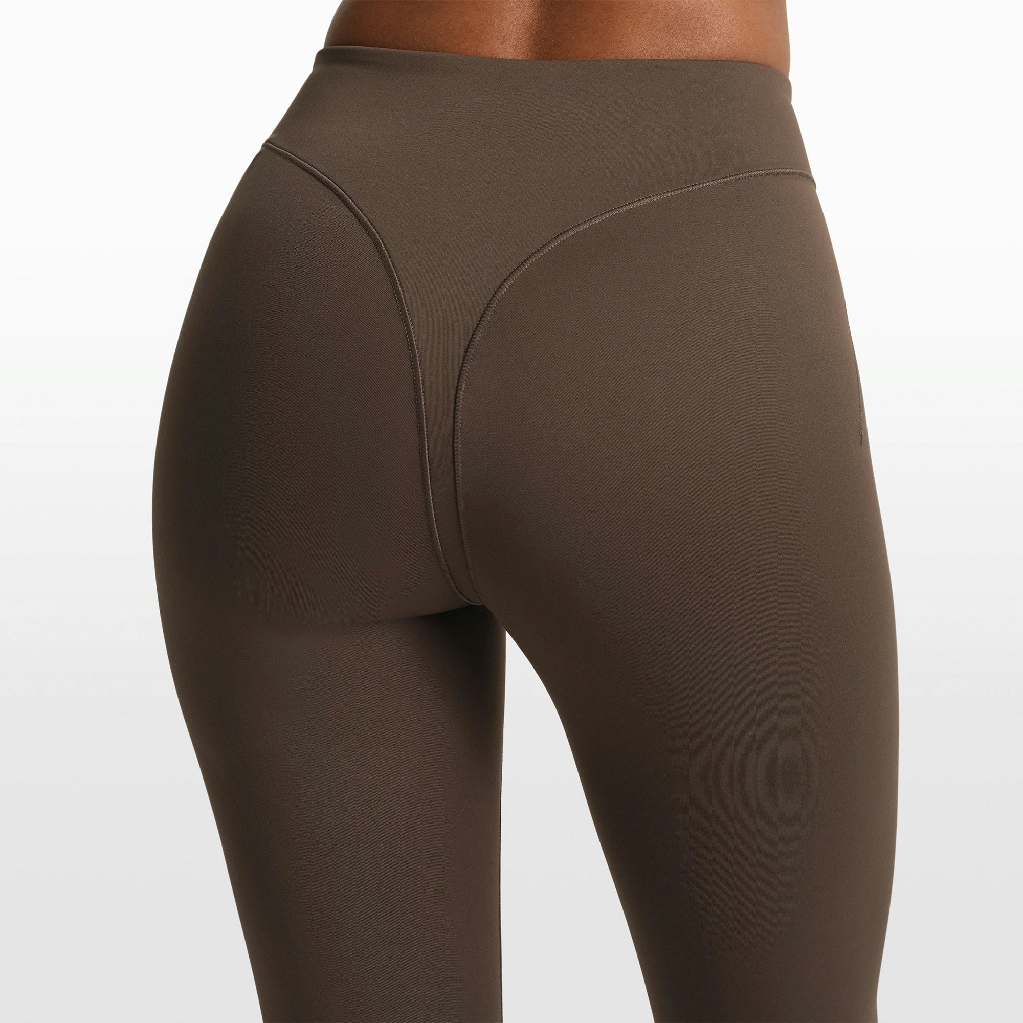 NikeSKIMS MATTE V-LINE STIRRUP LEGGING | DARK SEPIA ON A MODEL FRONT VIEW @ | FOCUS: 0.0, 1.0, 0.9