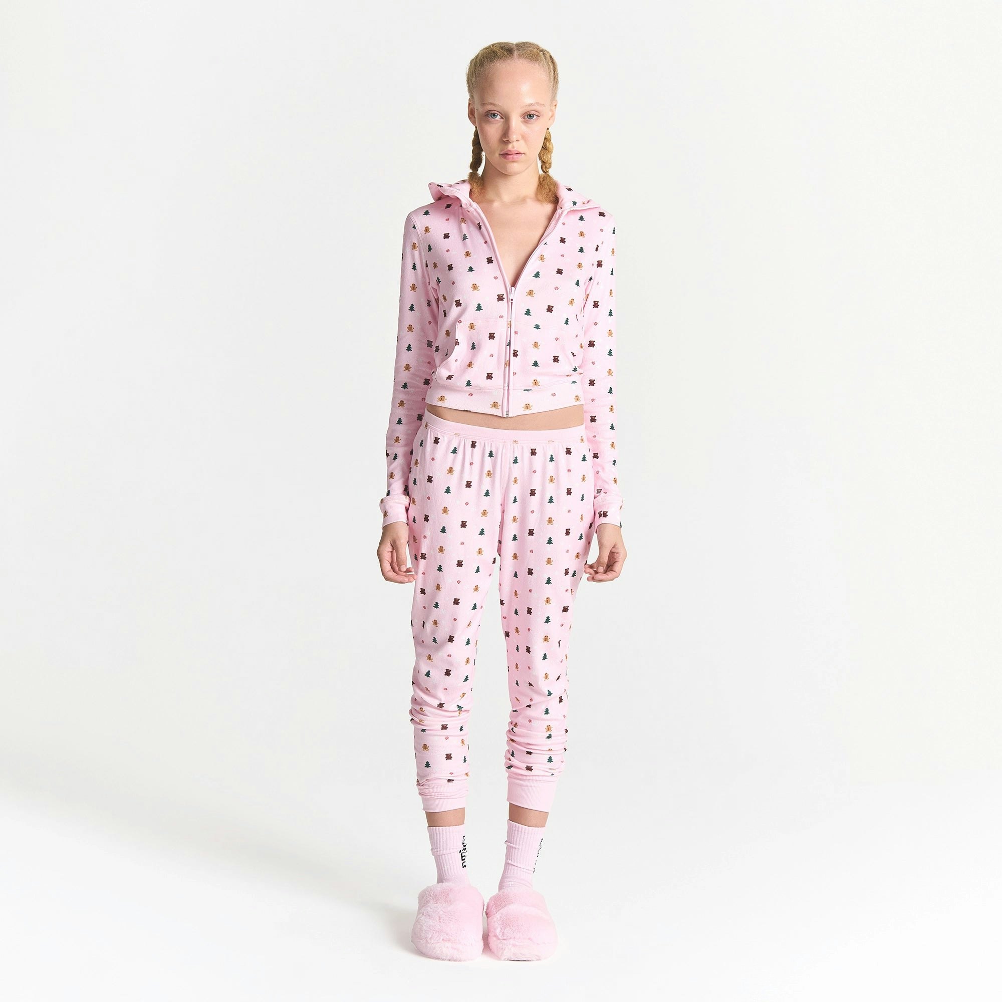 CACTUS PLANT FLEA MARKET X SKIMS PLUSH POINTELLE RELAXED LEGGING | CHERRY BLOSSOM SNOW PRINT ON A MODEL FRONT VIEW @ | FOCUS: 0.0, 1.0, 0.9