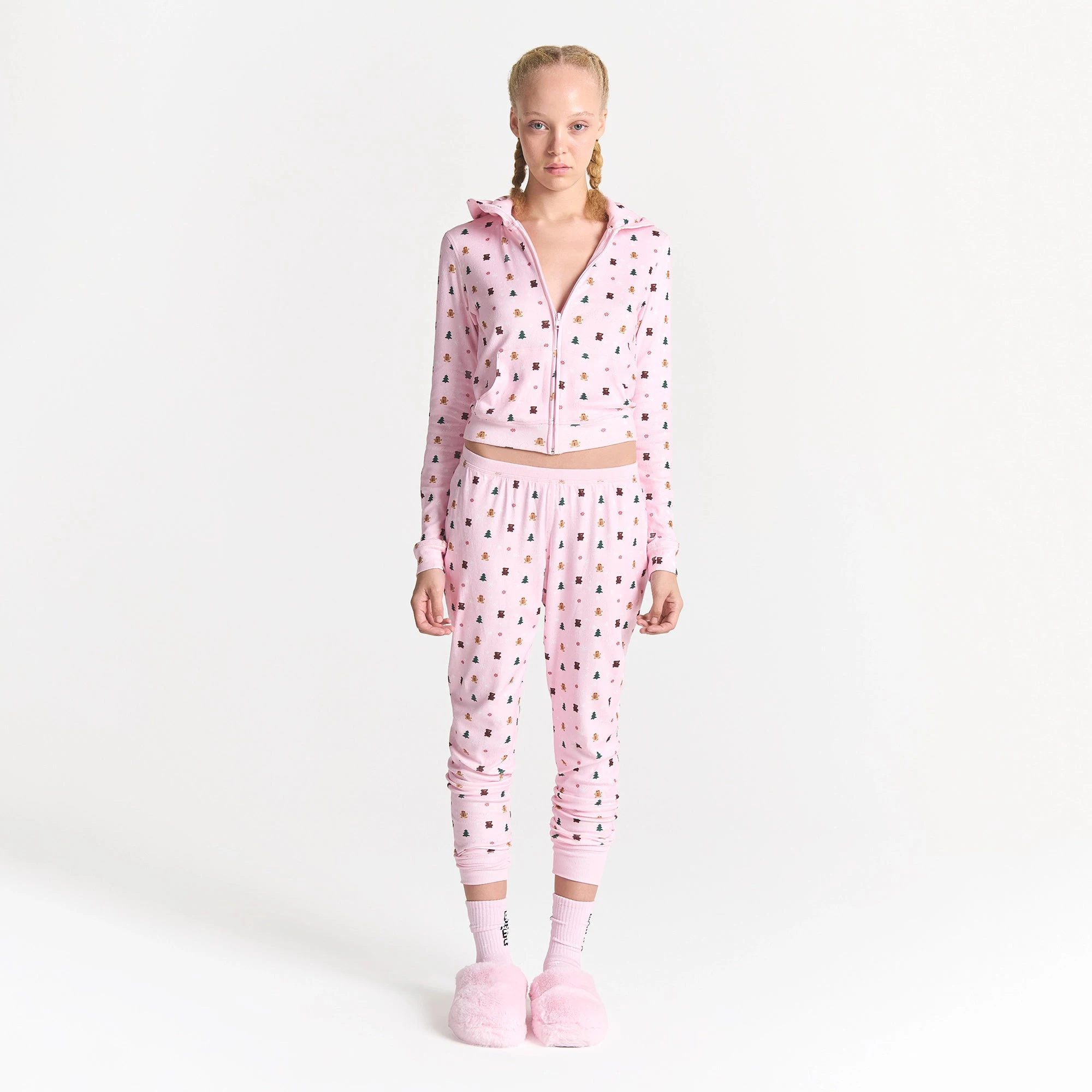 CACTUS PLANT FLEA MARKET X SKIMS PLUSH POINTELLE RELAXED LEGGING | CHERRY BLOSSOM SNOW PRINT ON A MODEL FRONT VIEW @ | FOCUS: 0.0, 1.0, 0.9