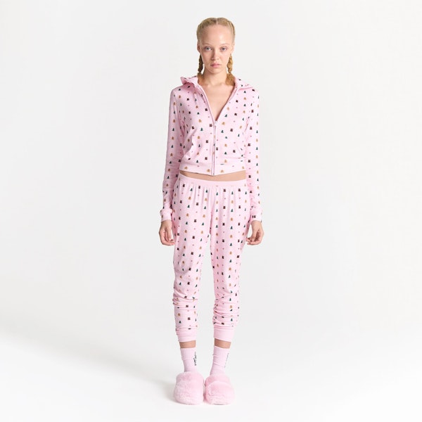 CACTUS PLANT FLEA MARKET X SKIMS PLUSH POINTELLE RELAXED LEGGING | CHERRY BLOSSOM SNOW PRINT ON A MODEL FRONT VIEW @ | FOCUS: 0.0, 1.0, 0.9