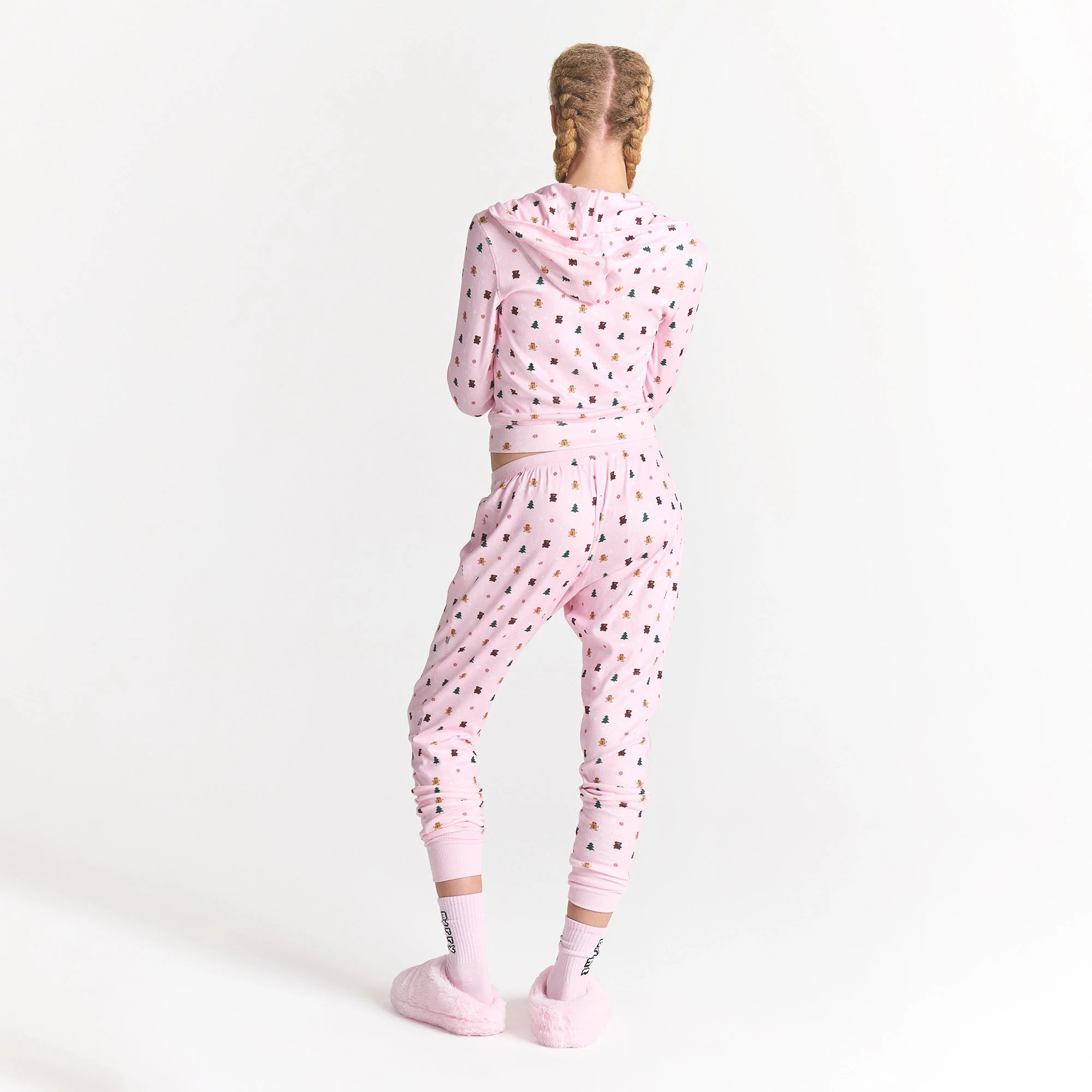 CACTUS PLANT FLEA MARKET X SKIMS PLUSH POINTELLE RELAXED LEGGING | CHERRY BLOSSOM SNOW PRINT ON A MODEL BACK VIEW @ | FOCUS: 0.0, 1.0, 0.9