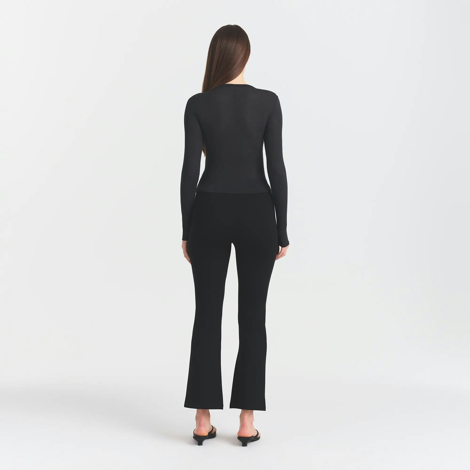 THE ESSENTIAL COLLECTION HIGH-WAISTED CROPPED KICK FLARE PANT | OBSIDIAN ON A MODEL BACK VIEW @ | FOCUS: 0.0, 1.0, 0.9 