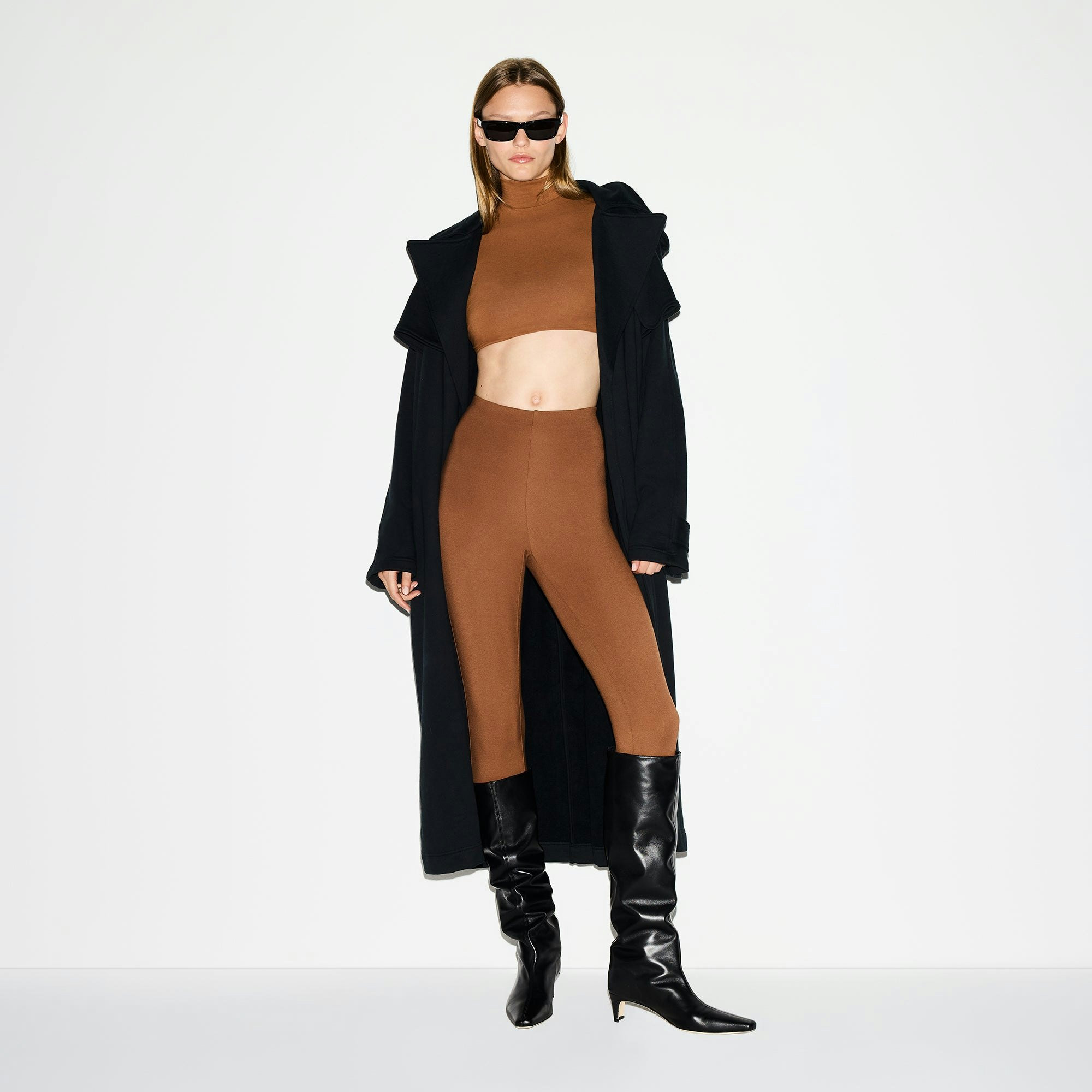 THE ESSENTIAL COLLECTION HIGH-WAISTED STIRRUP LEGGING | BISON ON A MODEL FRONT VIEW @ | FOCUS: 0.0, 1.0, 0.9