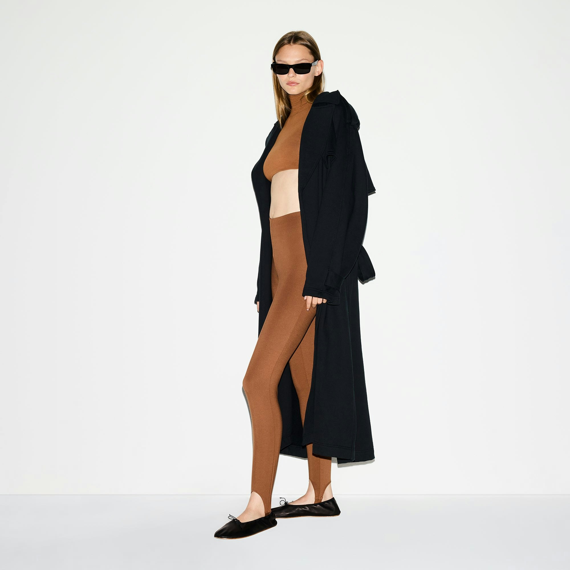 THE ESSENTIAL COLLECTION HIGH-WAISTED STIRRUP LEGGING | BISON ON A MODEL SIDE VIEW @ | FOCUS: 0.0, 1.0, 0.9