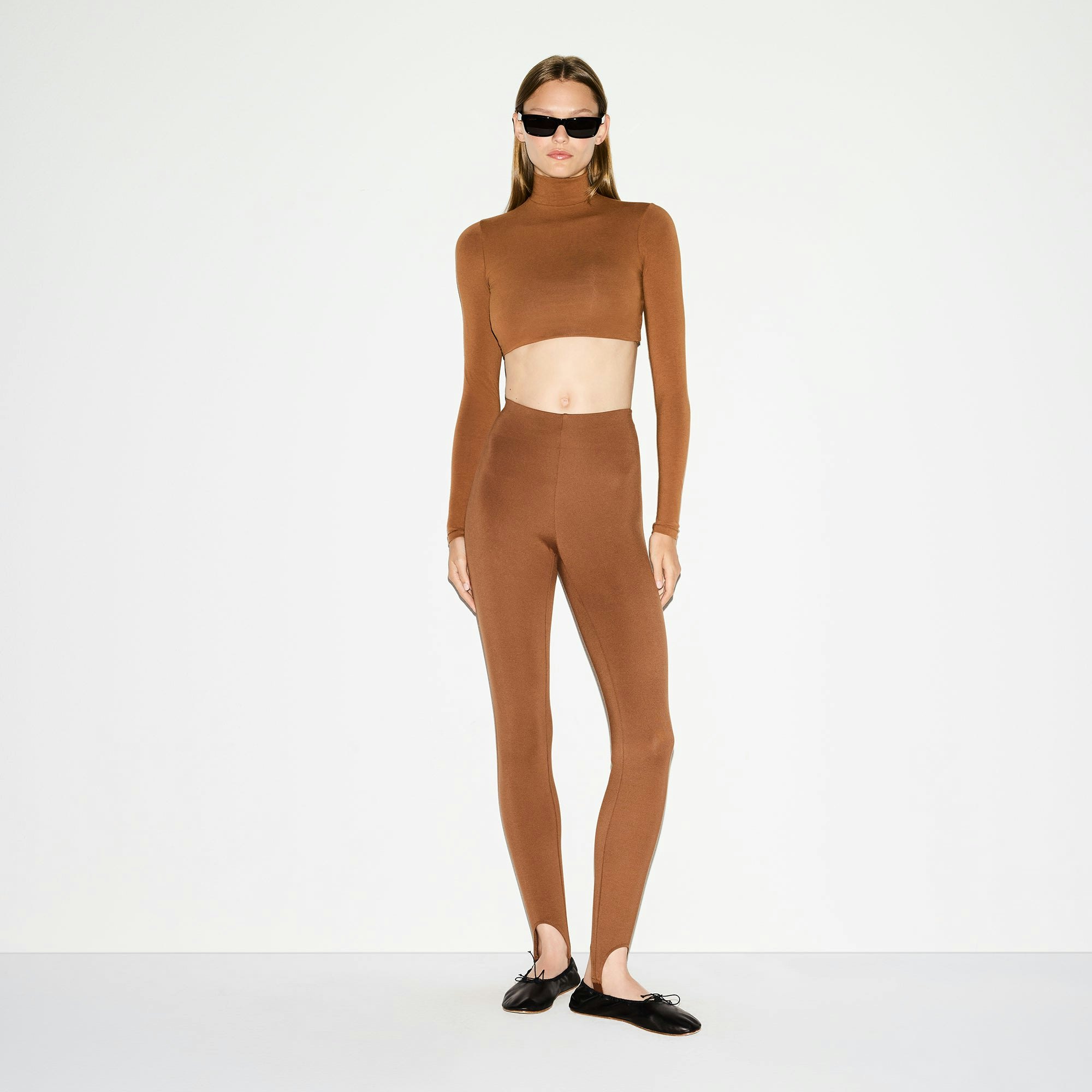 THE ESSENTIAL COLLECTION HIGH-WAISTED STIRRUP LEGGING | BISON ON A MODEL FRONT VIEW @ | FOCUS: 0.0, 1.0, 0.9