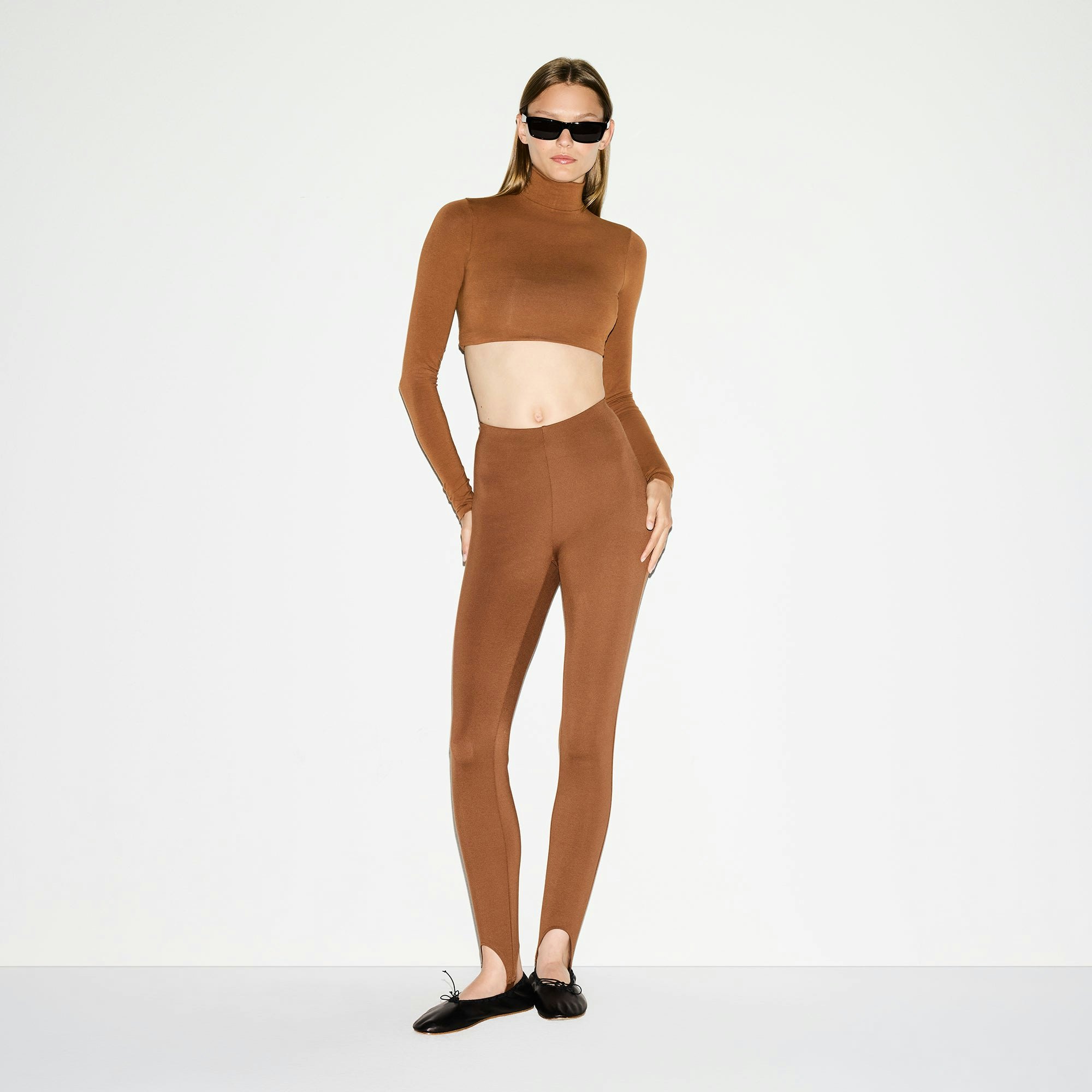 THE ESSENTIAL COLLECTION HIGH-WAISTED STIRRUP LEGGING | BISON ON A MODEL FRONT VIEW @ | FOCUS: 0.0, 1.0, 0.9