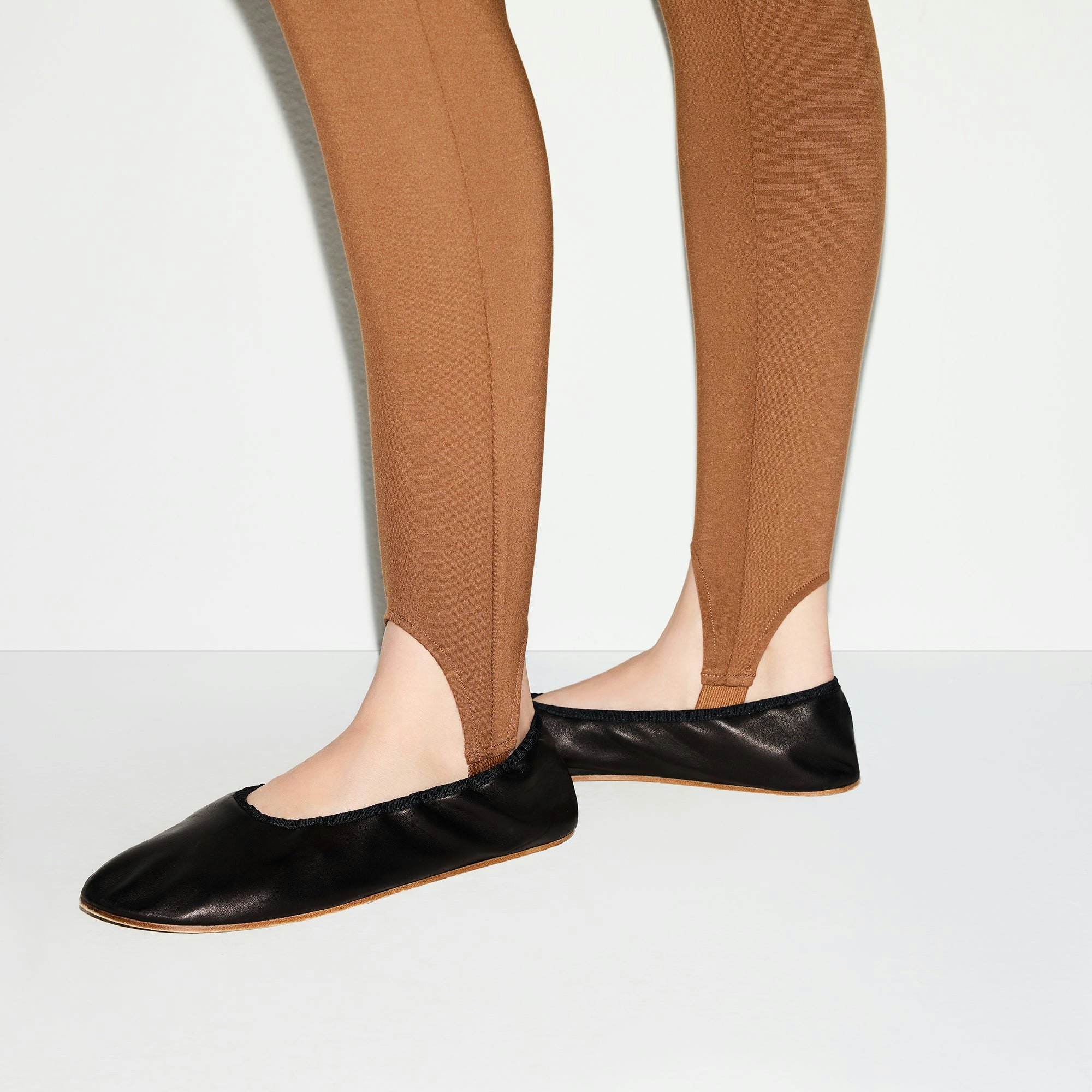 THE ESSENTIAL COLLECTION HIGH-WAISTED STIRRUP LEGGING | BISON ON A MODEL SIDE VIEW @ | FOCUS: 0.0, 1.0, 0.9