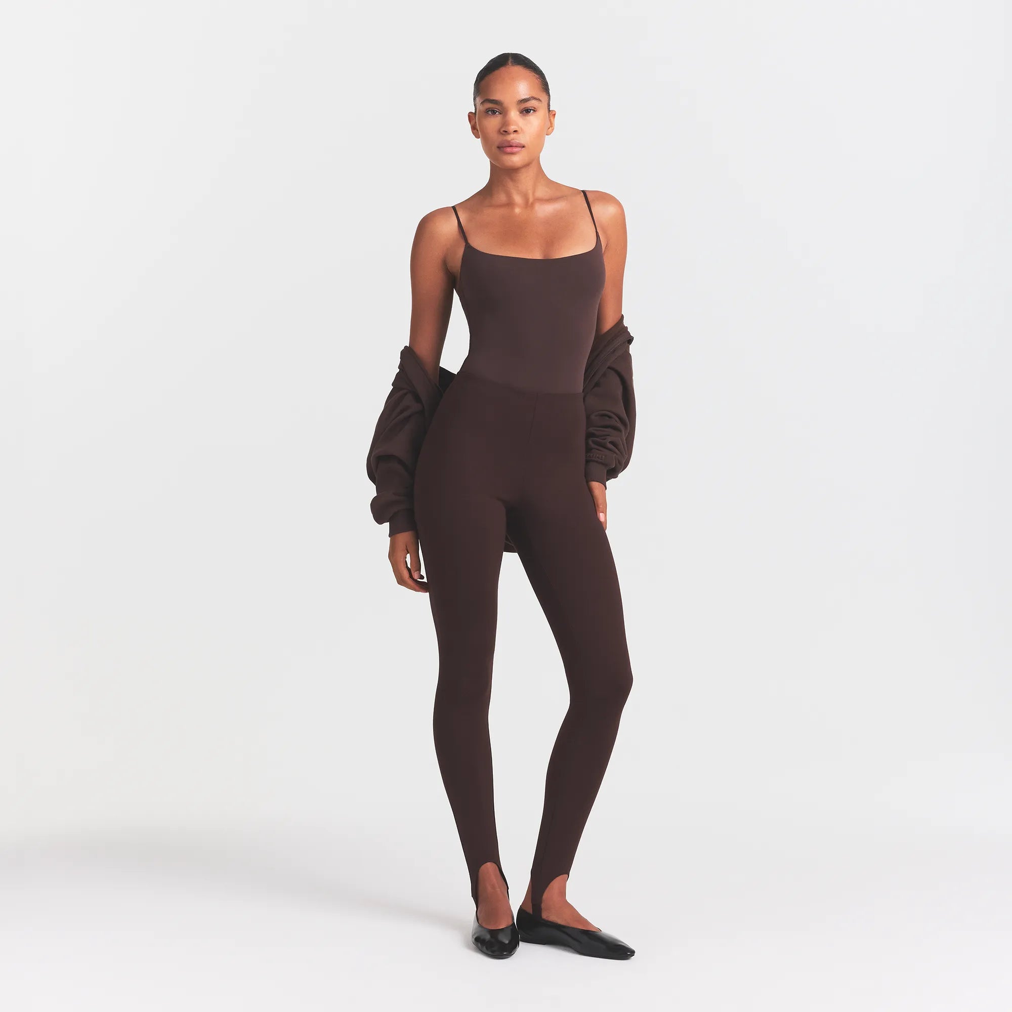 THE ESSENTIAL COLLECTION HIGH-WAISTED STIRRUP LEGGING | ESPRESSO ON A MODEL FRONT VIEW @ | FOCUS: 0.0, 1.0, 0.9 
