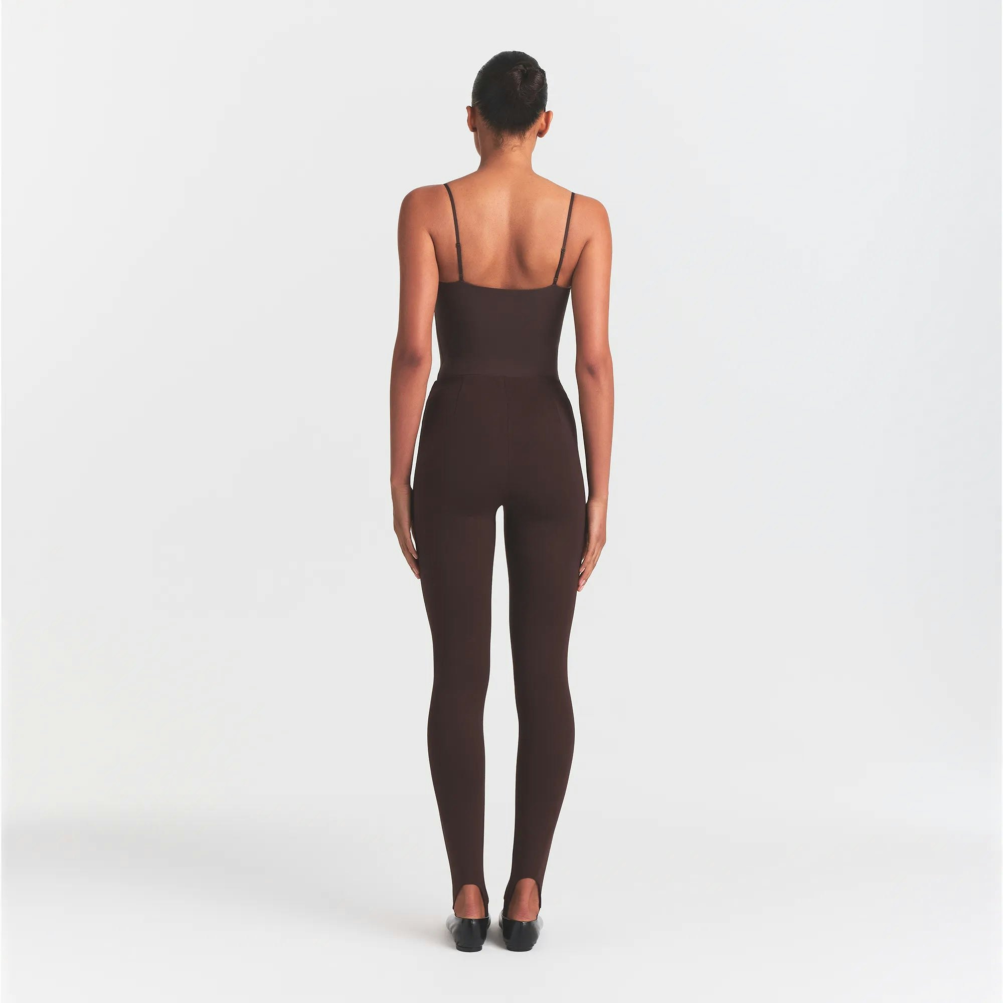 THE ESSENTIAL COLLECTION HIGH-WAISTED STIRRUP LEGGING | ESPRESSO ON A MODEL BACK VIEW @ | FOCUS: 0.0, 1.0, 0.9