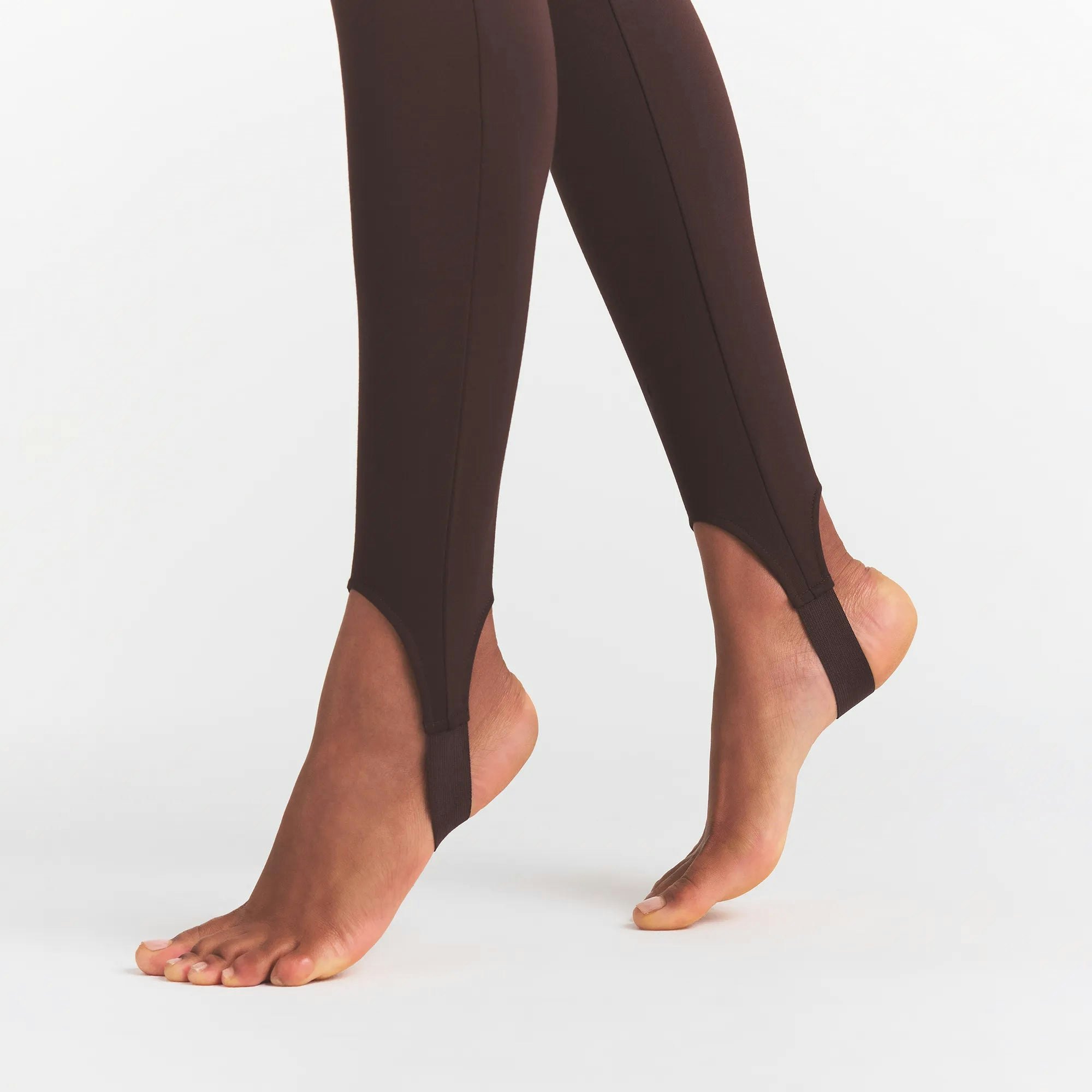 THE ESSENTIAL COLLECTION HIGH-WAISTED STIRRUP LEGGING | ESPRESSO ON A MODEL SIDE VIEW @ | FOCUS: 0.0, 1.0, 0.9 