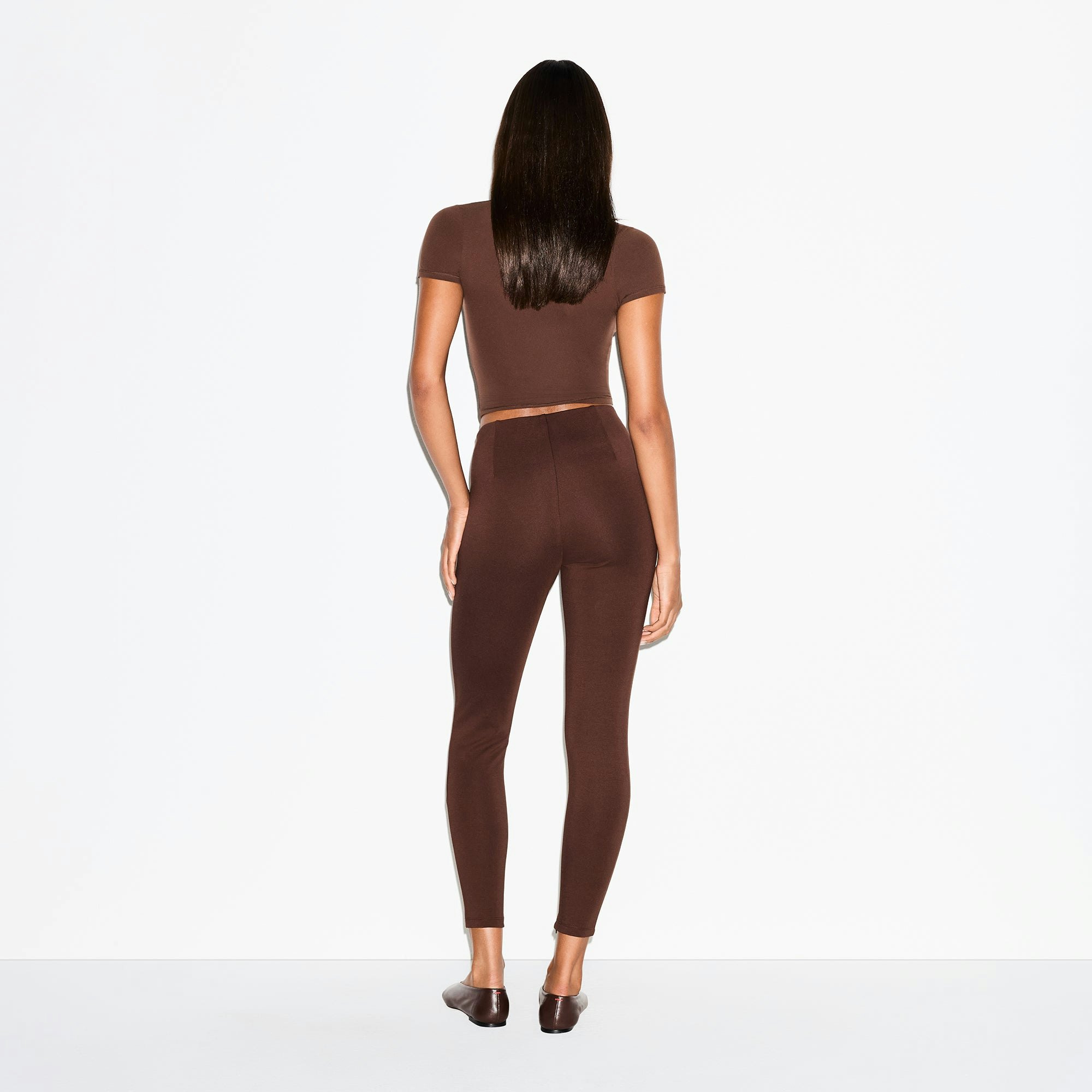 THE ESSENTIAL COLLECTION HIGH-WAISTED LEGGING | COCOA ON A MODEL BACK VIEW @ | FOCUS: 0.0, 1.0, 0.9