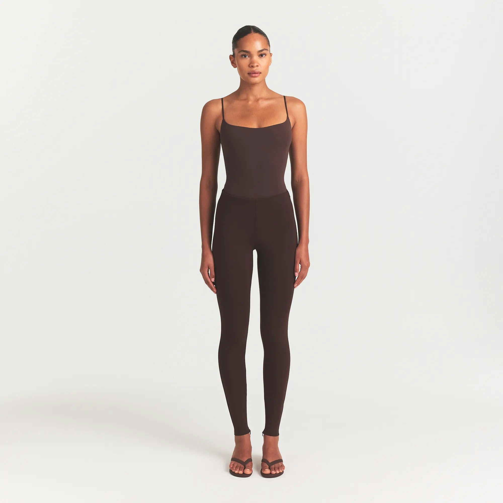 THE ESSENTIAL COLLECTION HIGH-WAISTED LEGGING | ESPRESSO ON A MODEL FRONT VIEW @ | FOCUS: 0.0, 1.0, 0.9