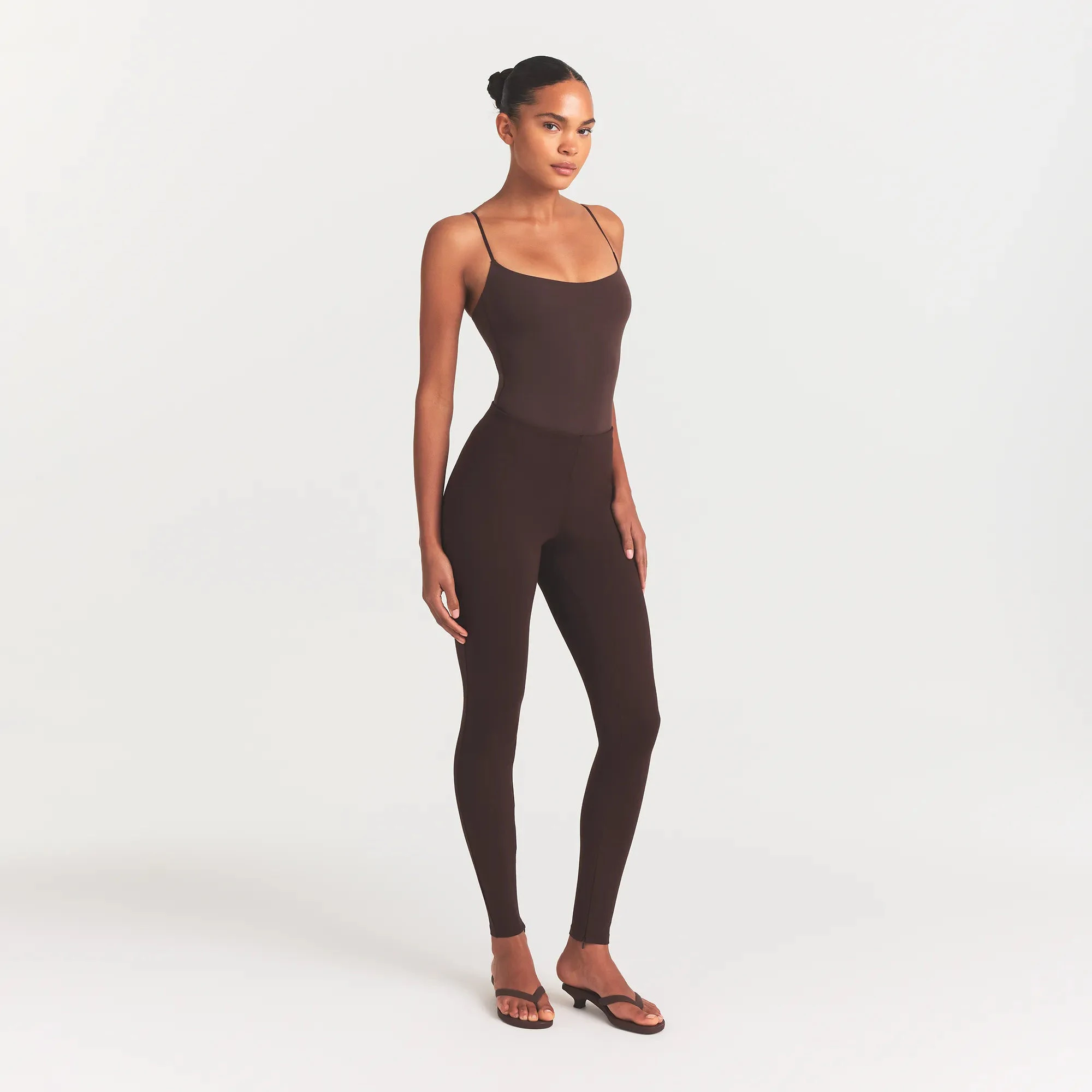 THE ESSENTIAL COLLECTION HIGH-WAISTED LEGGING | ESPRESSO ON A MODEL SIDE VIEW @ | FOCUS: 0.0, 1.0, 0.9