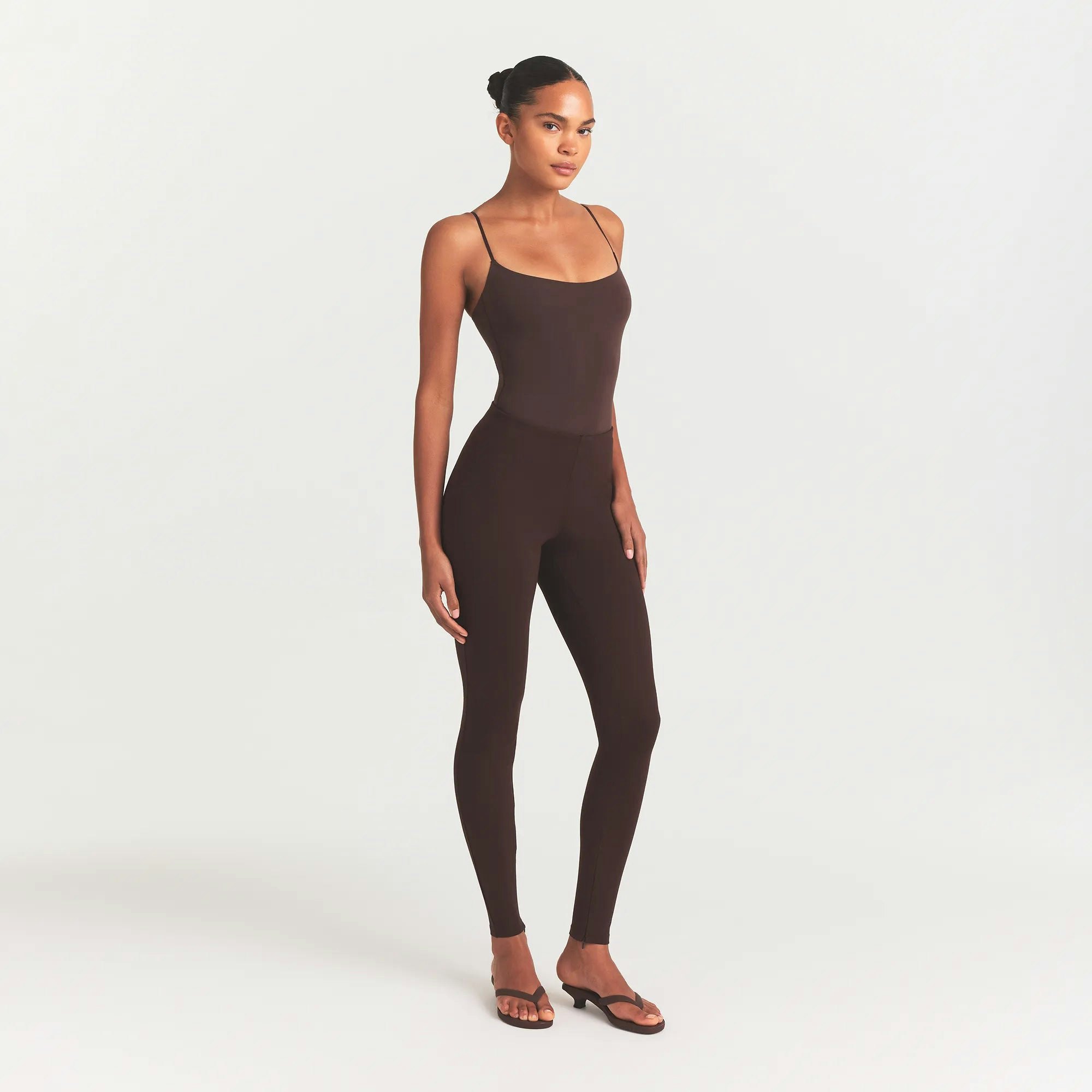 THE ESSENTIAL COLLECTION HIGH-WAISTED LEGGING | ESPRESSO ON A MODEL SIDE VIEW @ | FOCUS: 0.0, 1.0, 0.9