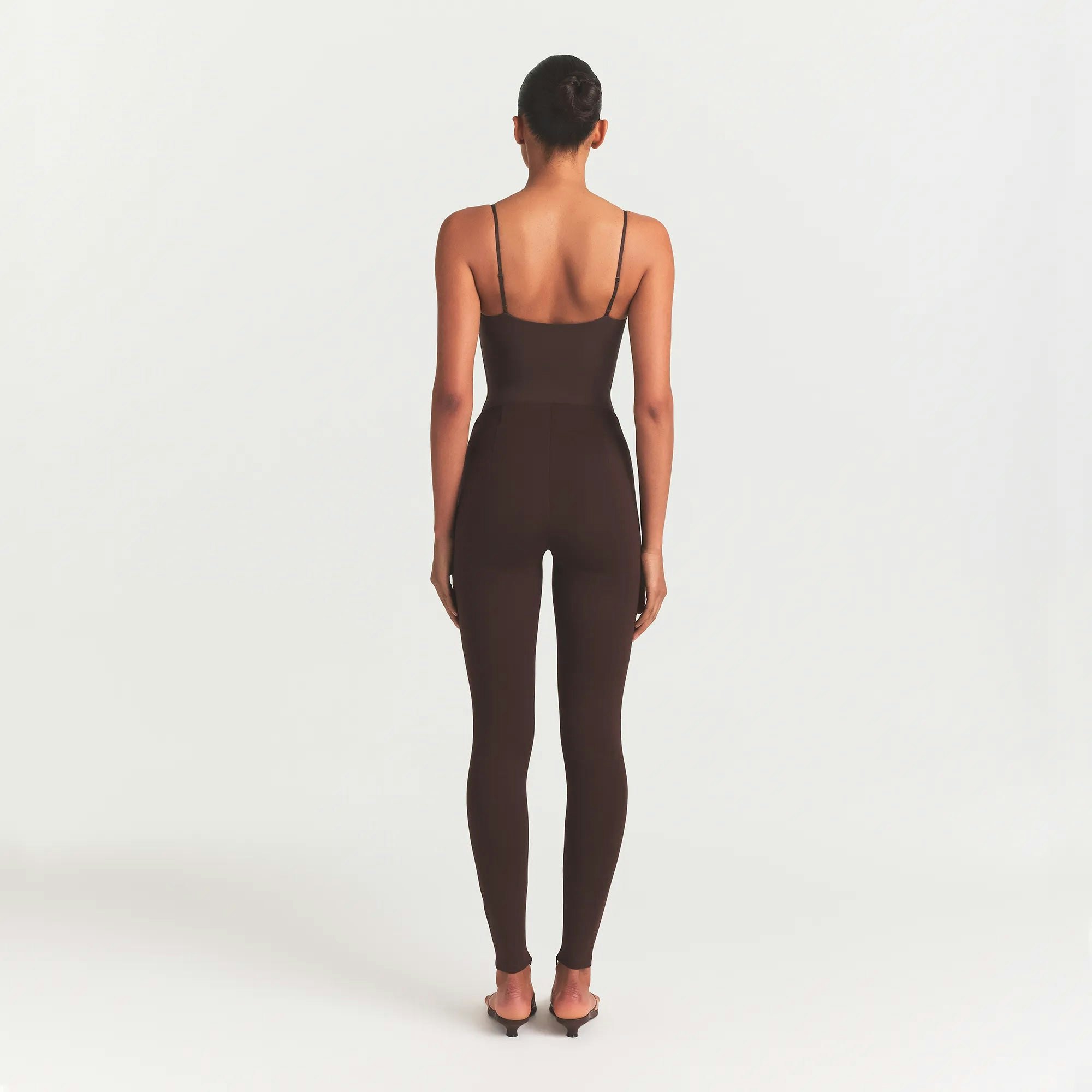 THE ESSENTIAL COLLECTION HIGH-WAISTED LEGGING | ESPRESSO ON A MODEL BACK VIEW @ | FOCUS: 0.0, 1.0, 0.9 