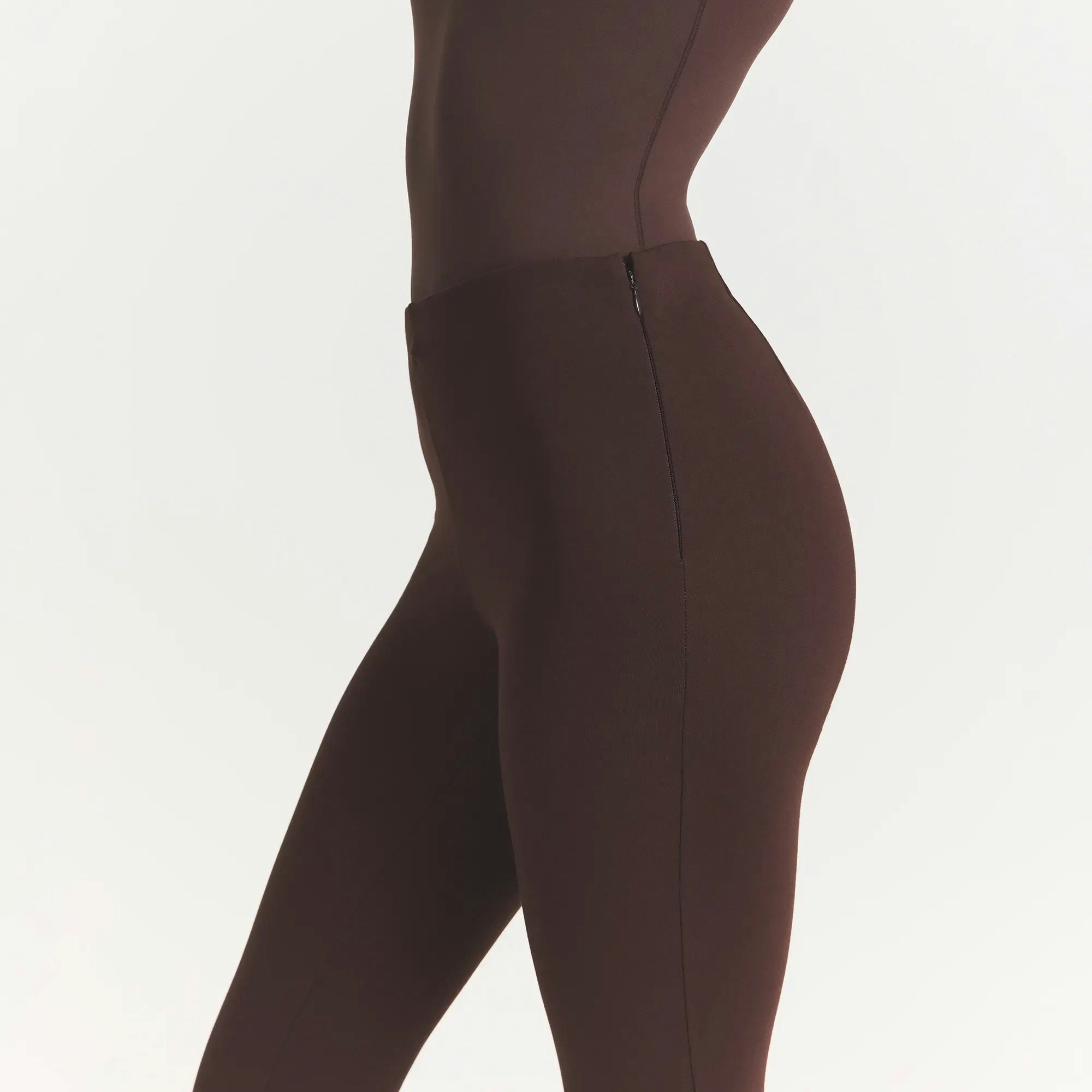 THE ESSENTIAL COLLECTION HIGH-WAISTED LEGGING | ESPRESSO ON A MODEL SIDE VIEW @ | FOCUS: 0.0, 1.0, 0.9 