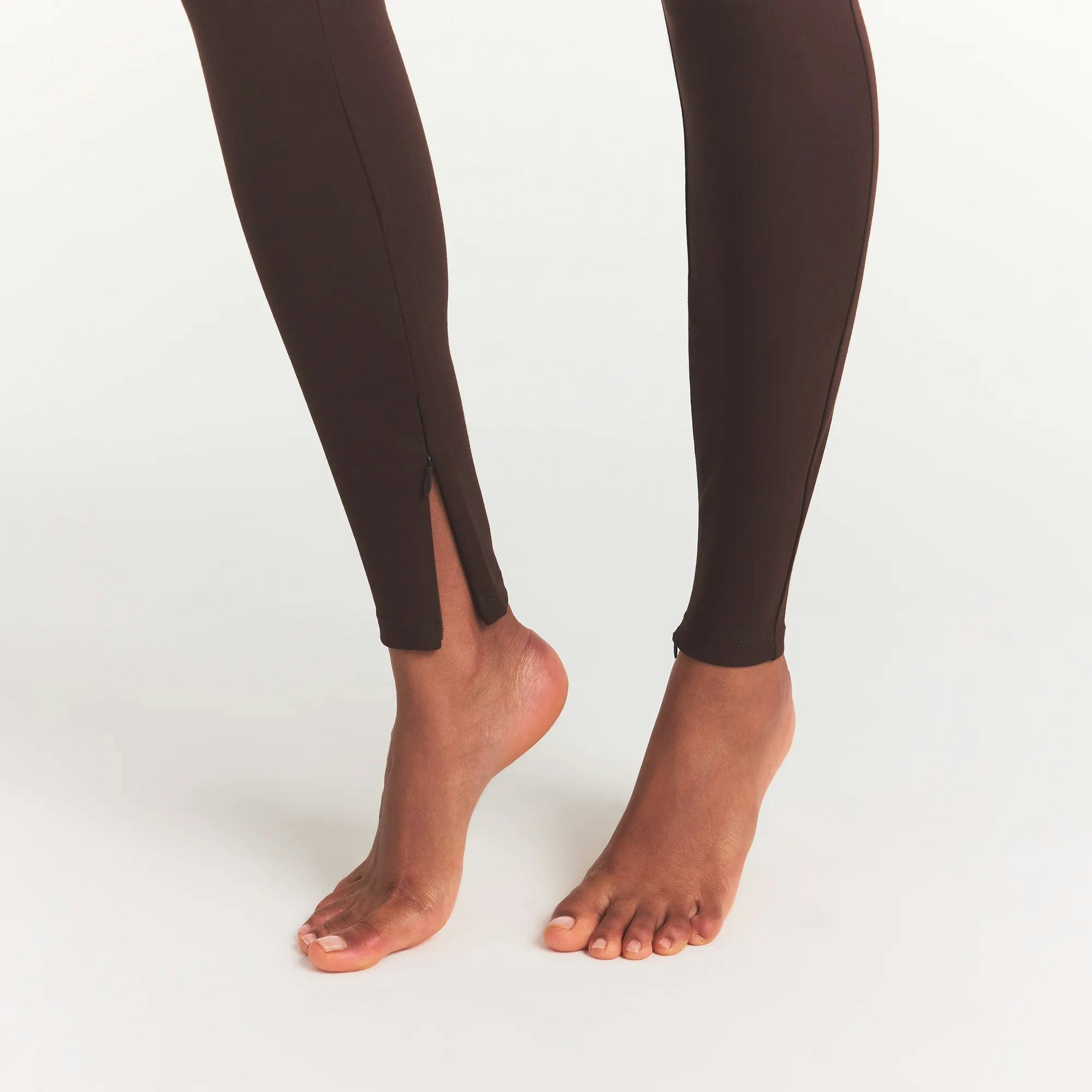 THE ESSENTIAL COLLECTION HIGH-WAISTED LEGGING | ESPRESSO ON A MODEL FRONT VIEW @ | FOCUS: 0.0, 1.0, 0.9